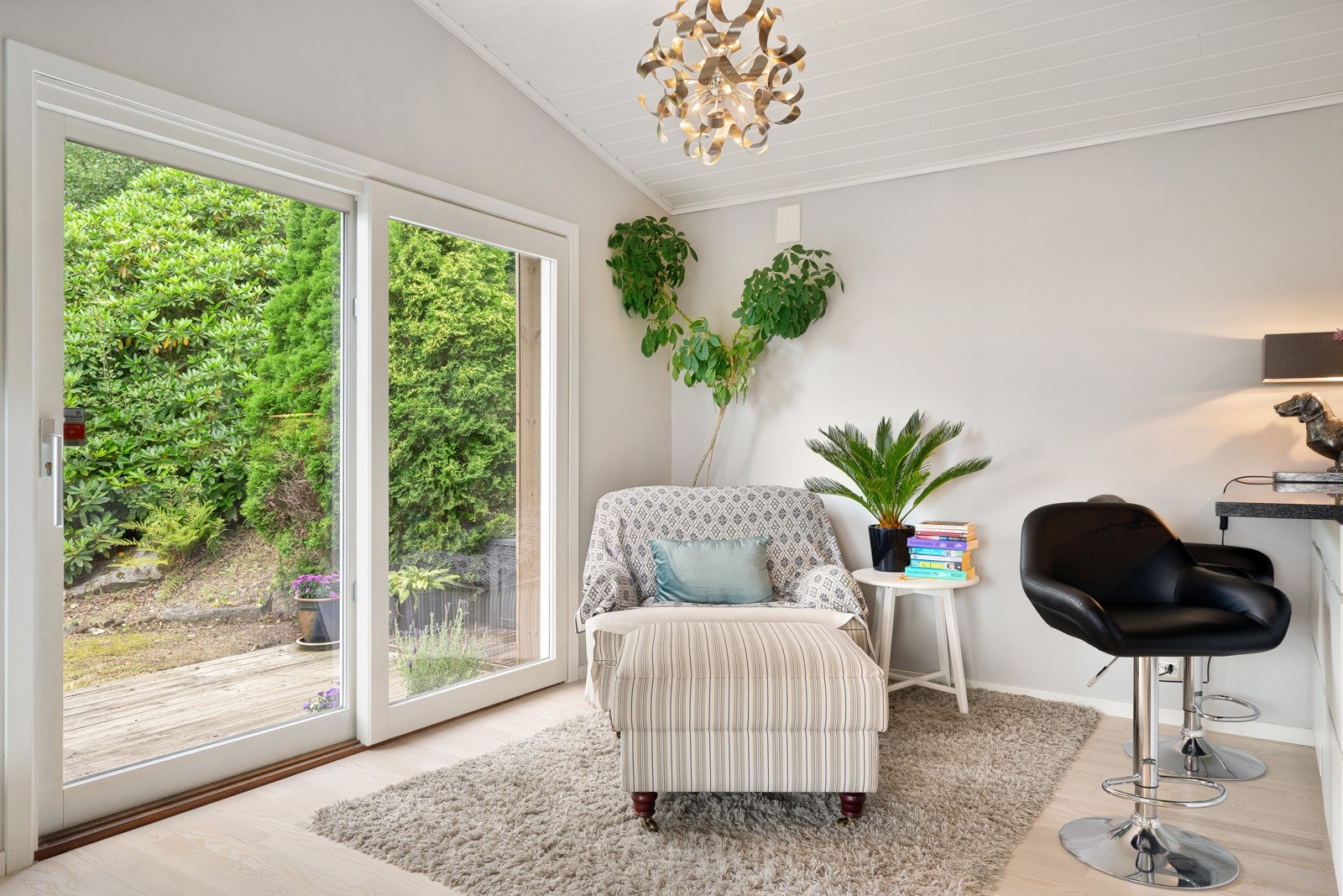 Det er vinduer på flere sider, noe som gir et flott gjennomlys, og fra stuen er det skyvedør i glass ut mot terrasse og hage. Galleribilde