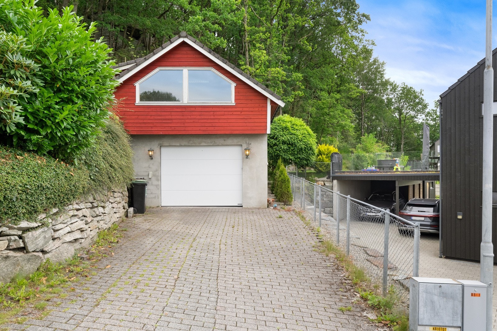 Det tilhører en stor garasje med ny garasjeport fra 2023, og her er det mulighet for montering av lader for elbil. Galleribilde