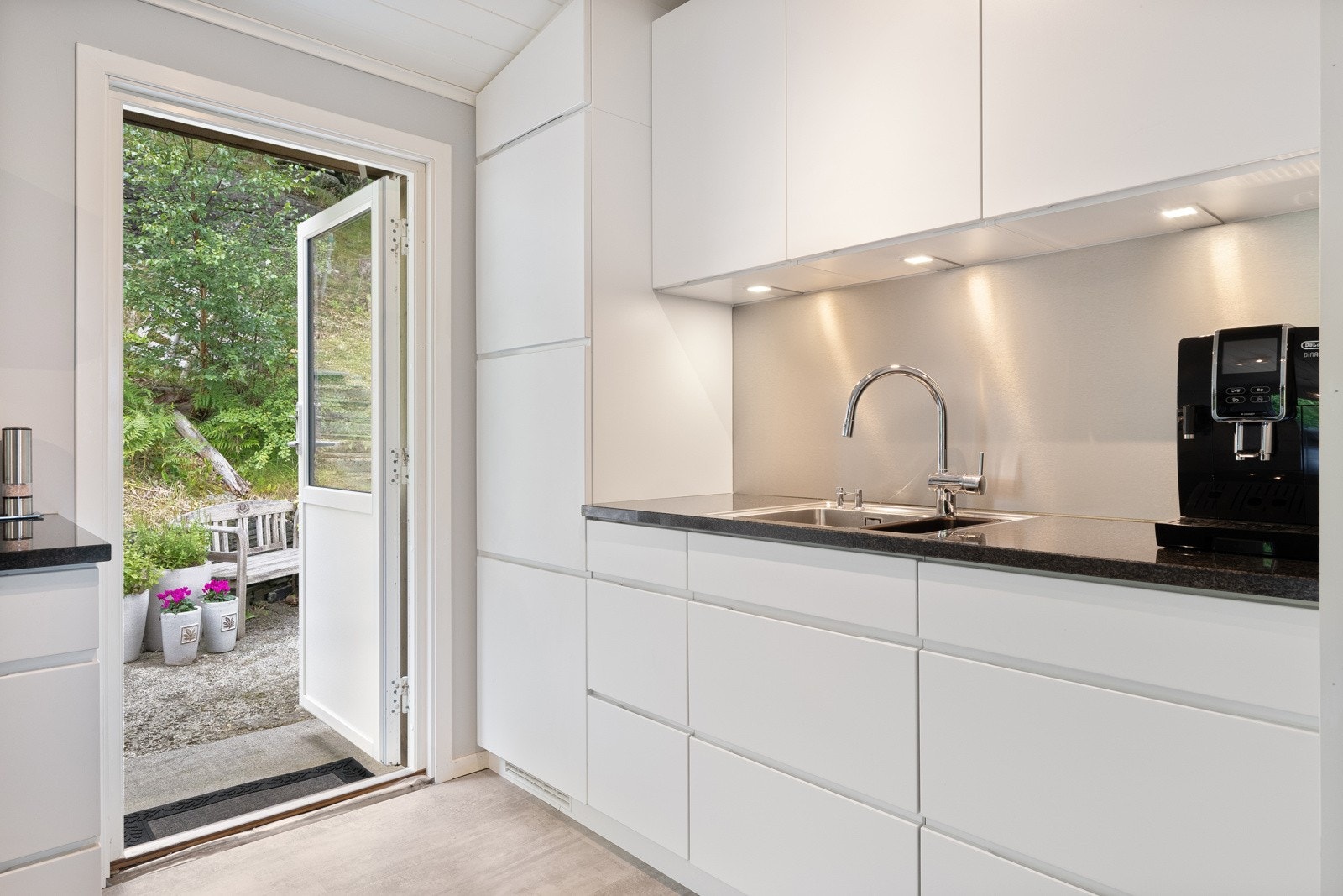 Over deler av benken er det vindu, noe som gir litt ekstra arbeidslys på dagtid, og over kokesonen er det ventilator. Galleribilde