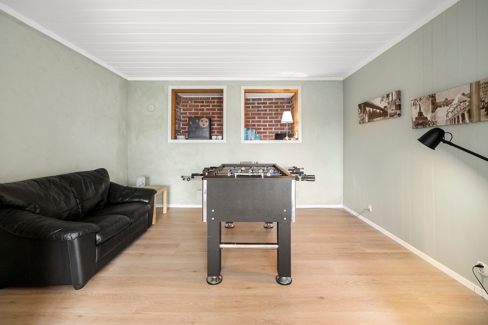 Stuen har to avdelinger, så her kan du ha både tv-stue og annen type innredning. Galleribilde