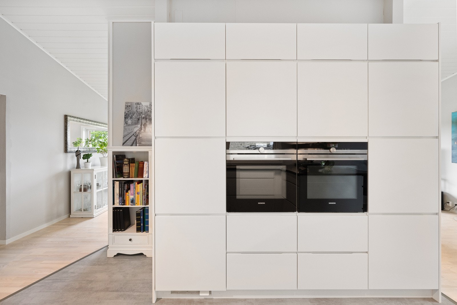 Alle hvitevarene er integrert og består av stekeovn, platetopp, oppvaskmaskin og kjøle/fryseskap. Galleribilde