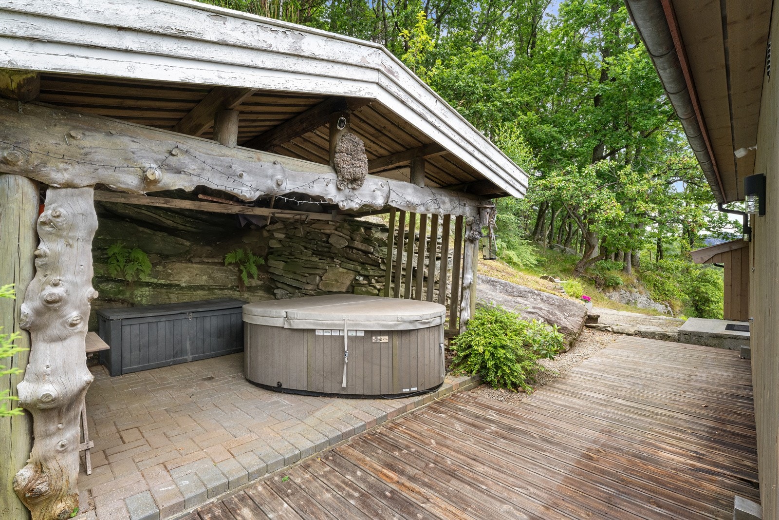 I tillegg er det terrasse og en koselig hagestue/grillstue på baksiden. Her har nåværende eier jacuzzi. (medfølger ikke) Galleribilde