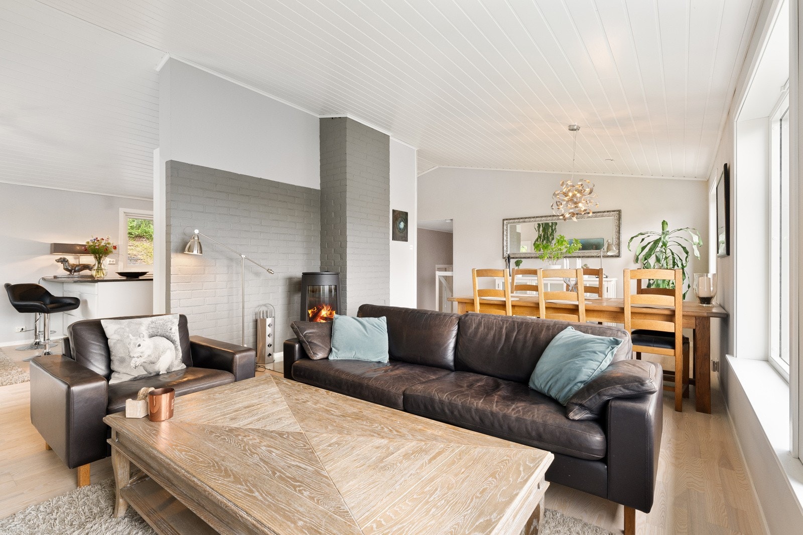 Rommet er lyst og luftig med nyere overflater og store vinduer. Galleribilde