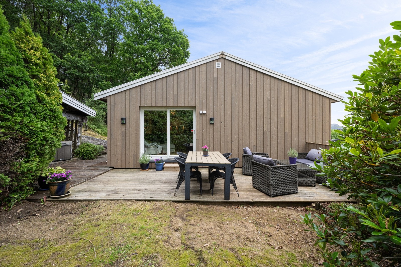I rolige omgivelser på Gausel kan du nå kjøpe en stor, flott familiebolig fra 1967. Galleribilde