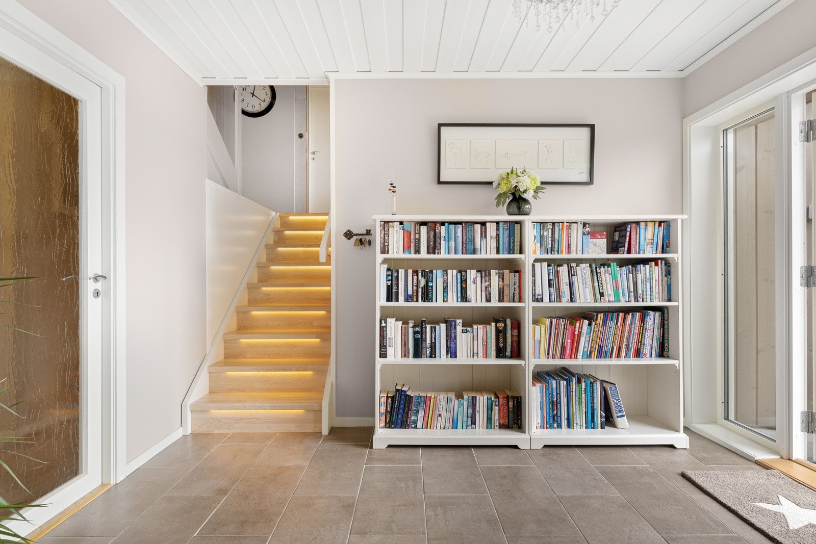 Boligen har inngang i underetasjen og entreen er pusset opp i nyere tid. Galleribilde