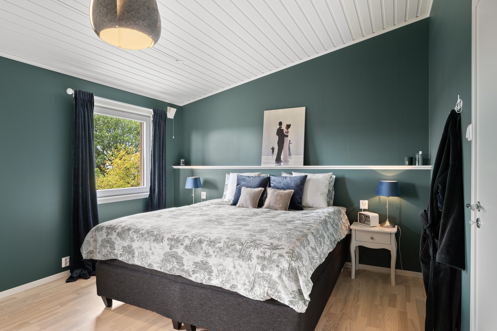 Boligen har tre gode soverom, to i underetasjen og ett i første etasje. Galleribilde