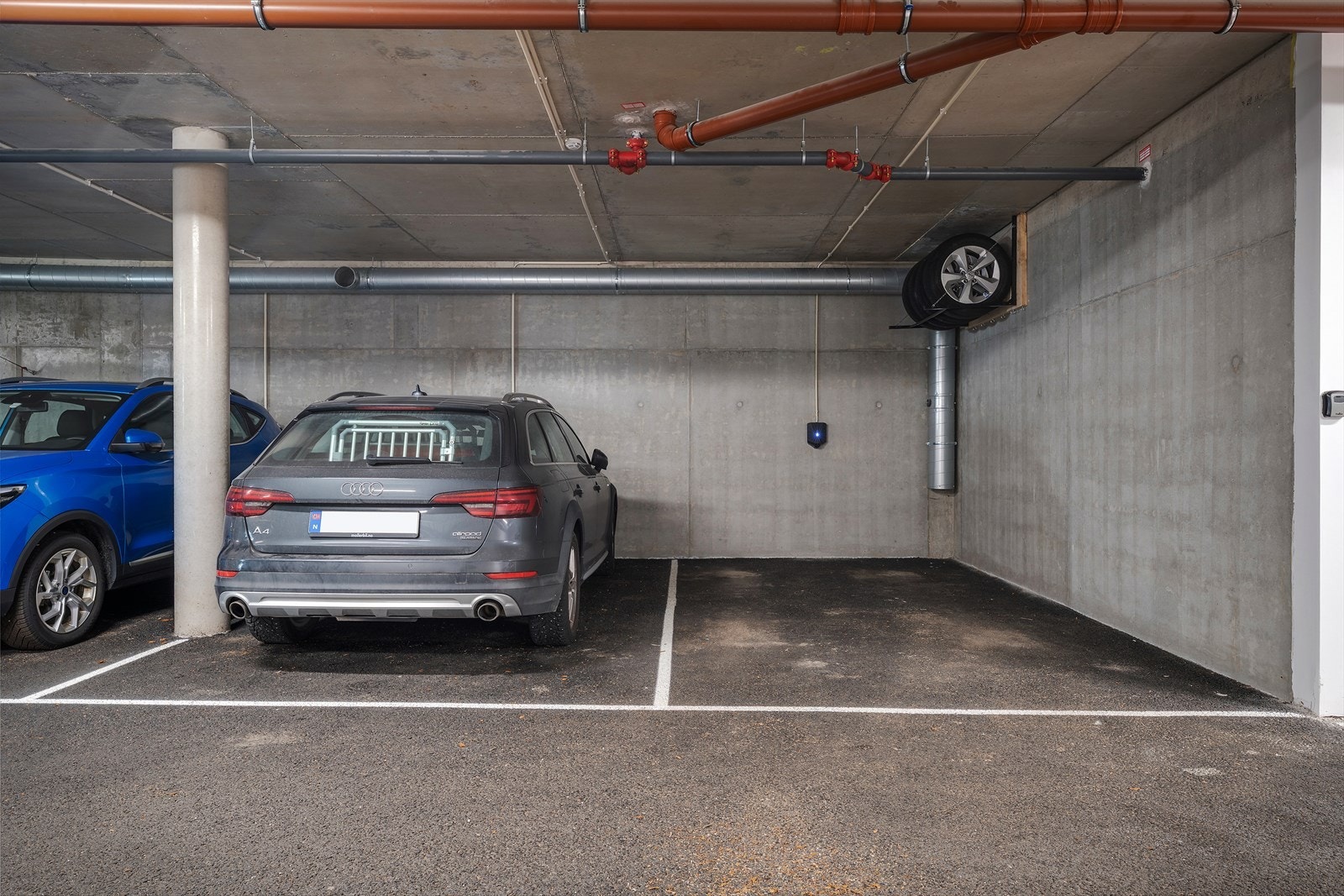 - Boligen har garasjeplass med elbil-lader. Merk oppheng til dekk (Det er den innerste plassen til høyre i bildet - Galleribilde