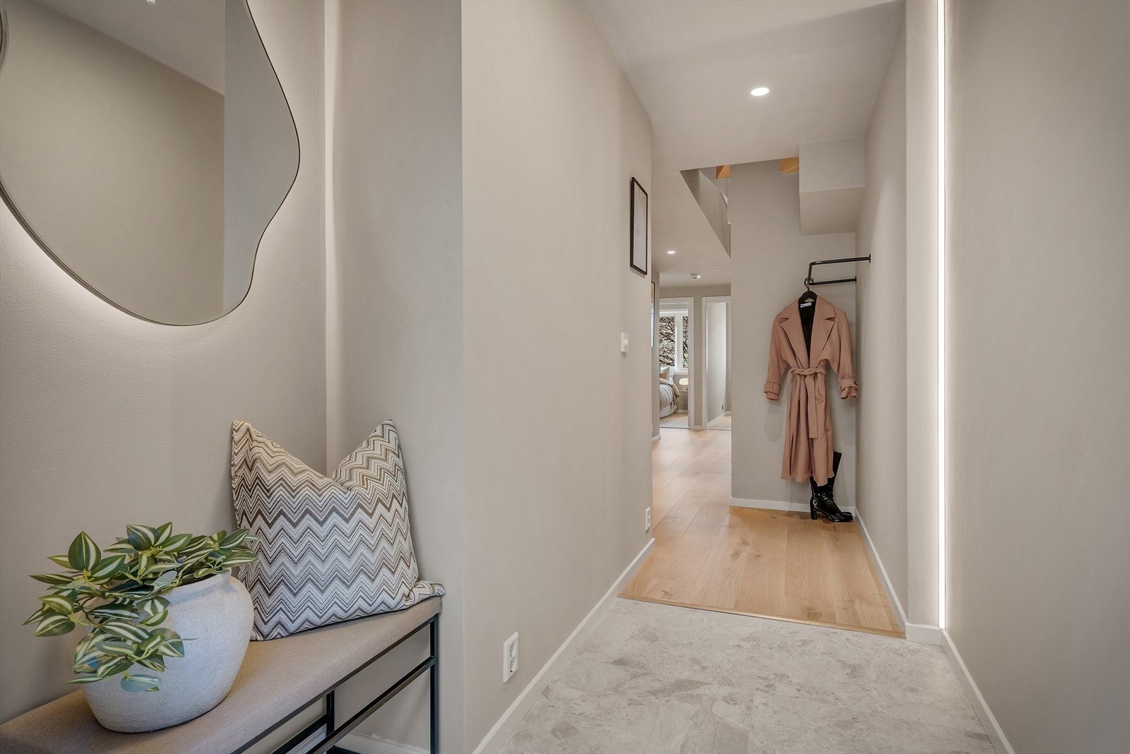 - Langstrakt entré/gang på ca. 17m² som gir et nydelig førsteinntrykk av boligen. Merk ledstripe også her - Galleribilde