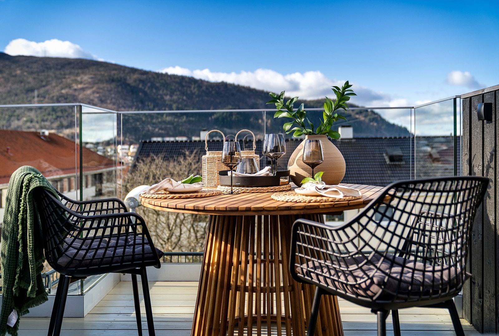 - Her kan fine, varme sommerdager nytes uten innsyn fra din egne, private takterrasse med sjøgløtt og særs gode solforhold - Galleribilde