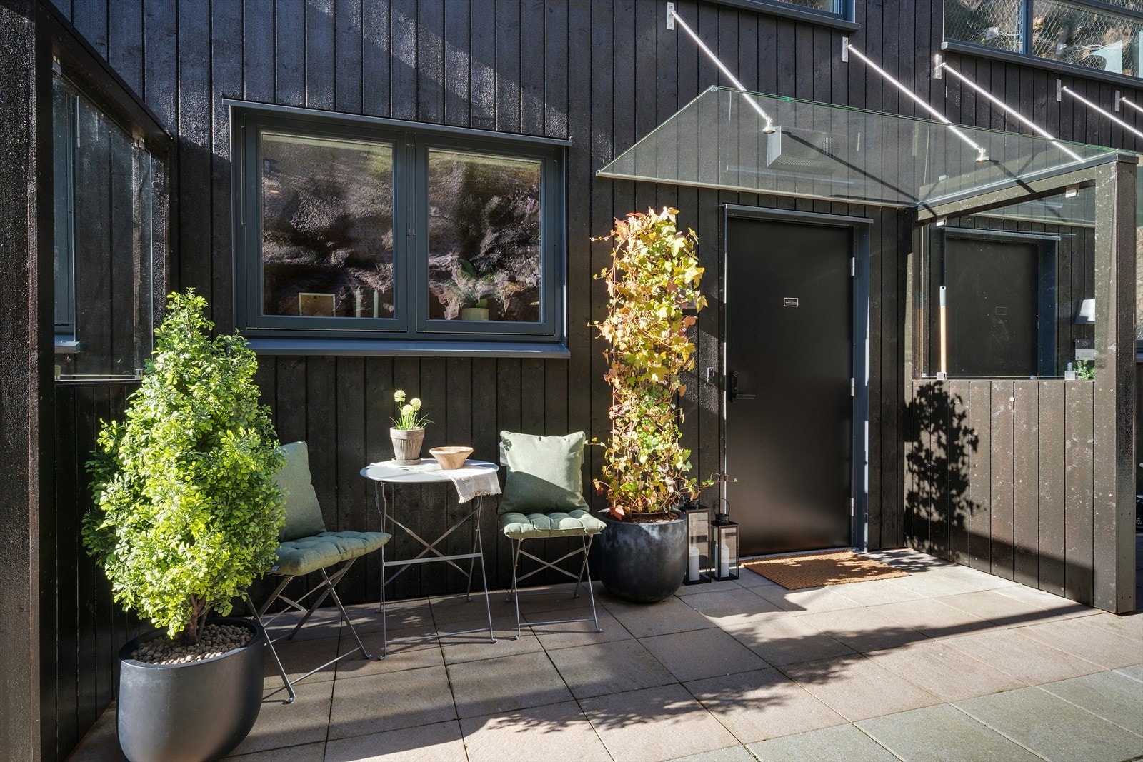 - Hyggelig inngangsparti med plass til en liten sittegruppe om ønskelig - Galleribilde