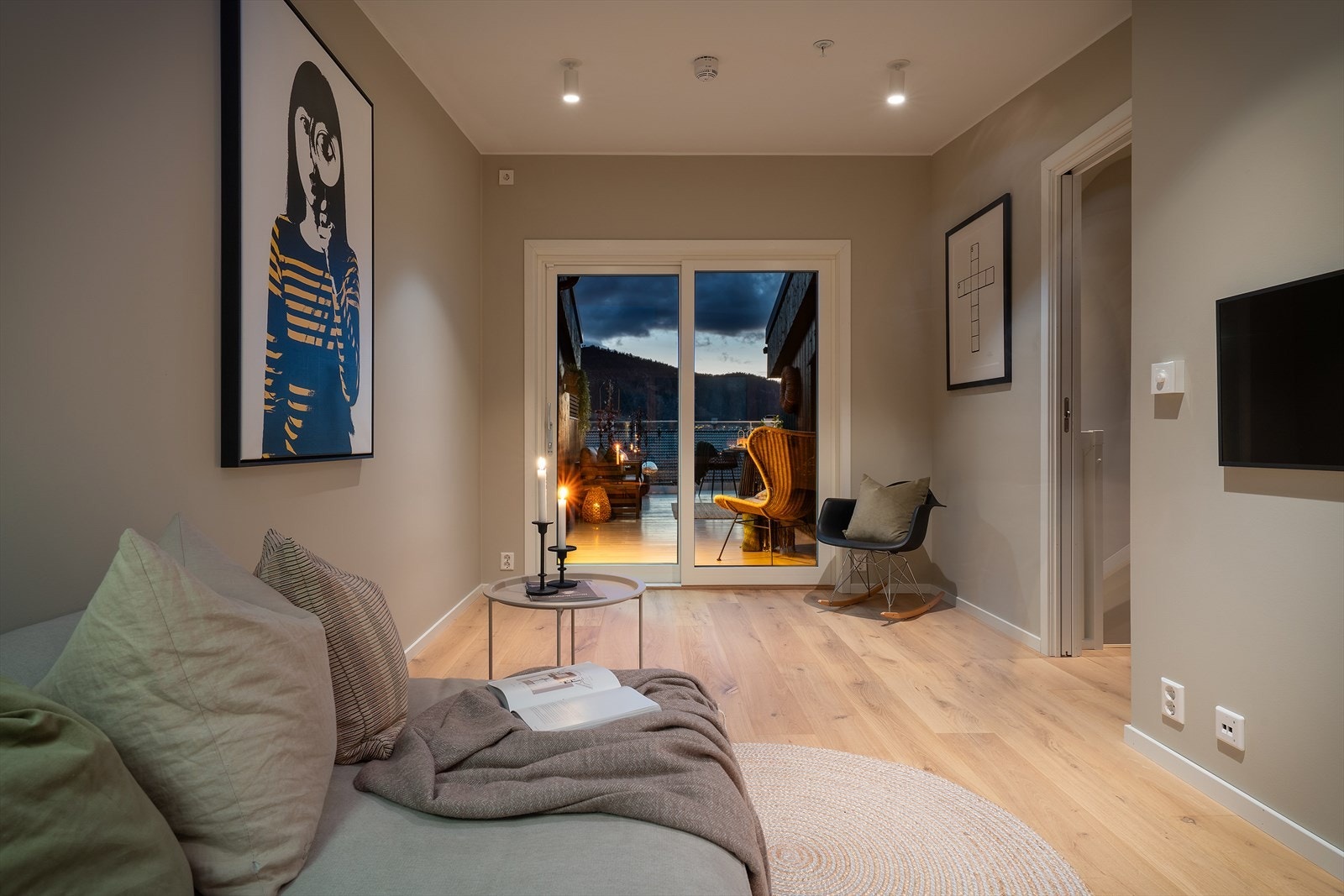 - Loftstuen måler 12,9m² og er et perfekt oppholdsrom for barna! - Galleribilde