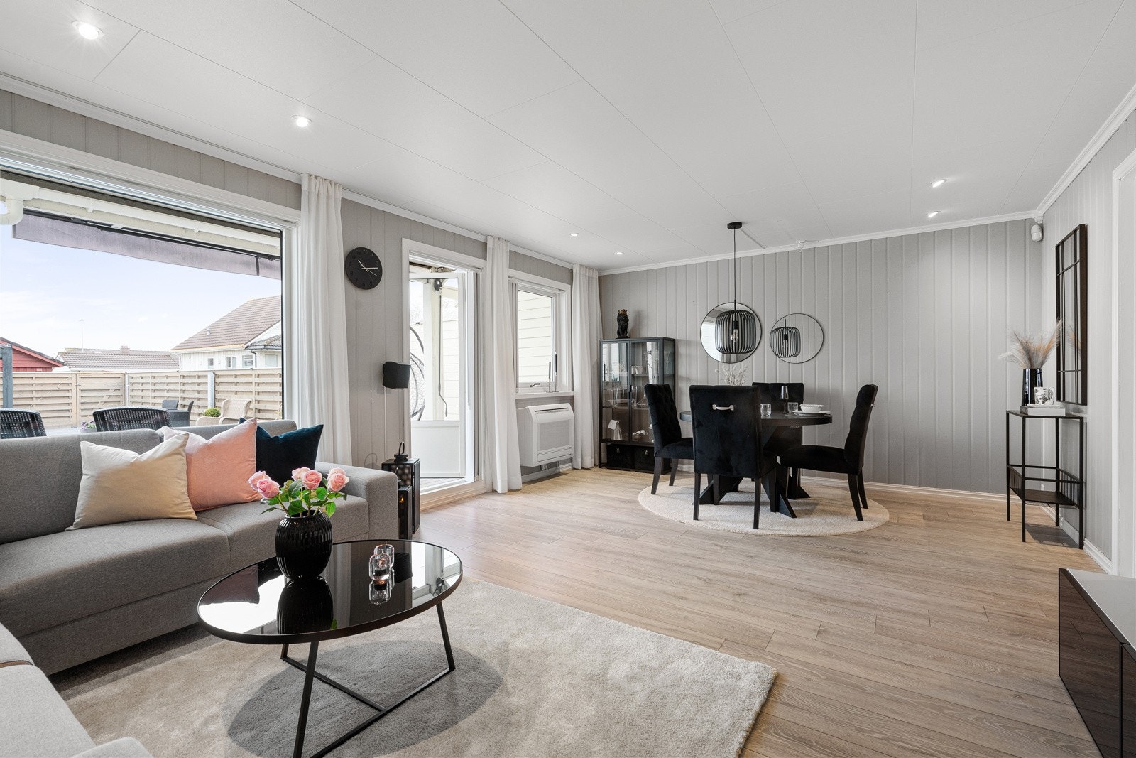 Store vindusflater sørger for godt med naturlig lys gjennom hele dagen. Stuen har en åpen og sosial planløsning, og har direkte utgang til den flotte terrassen. Galleribilde