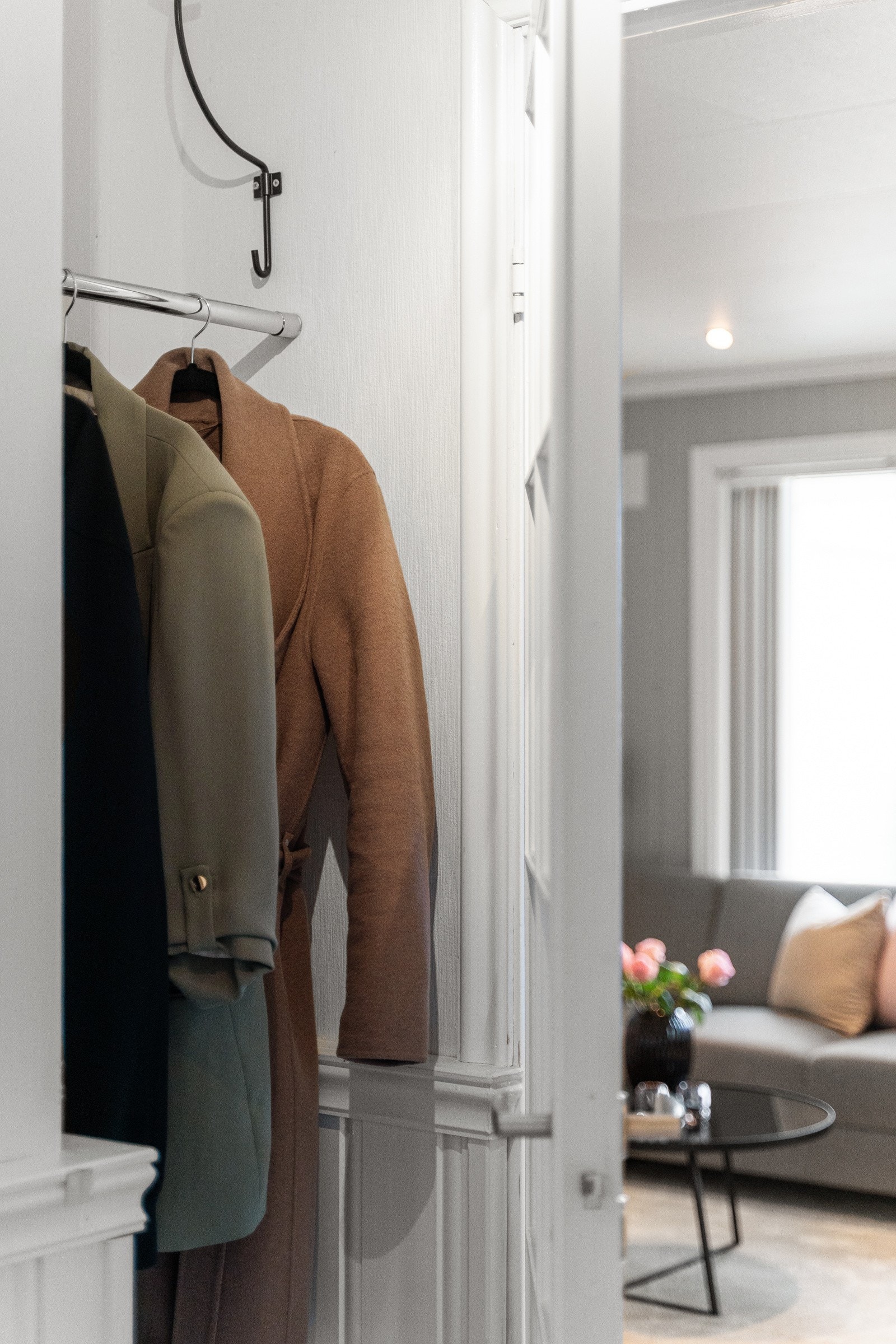 God plass til garderobe ved inngang Galleribilde
