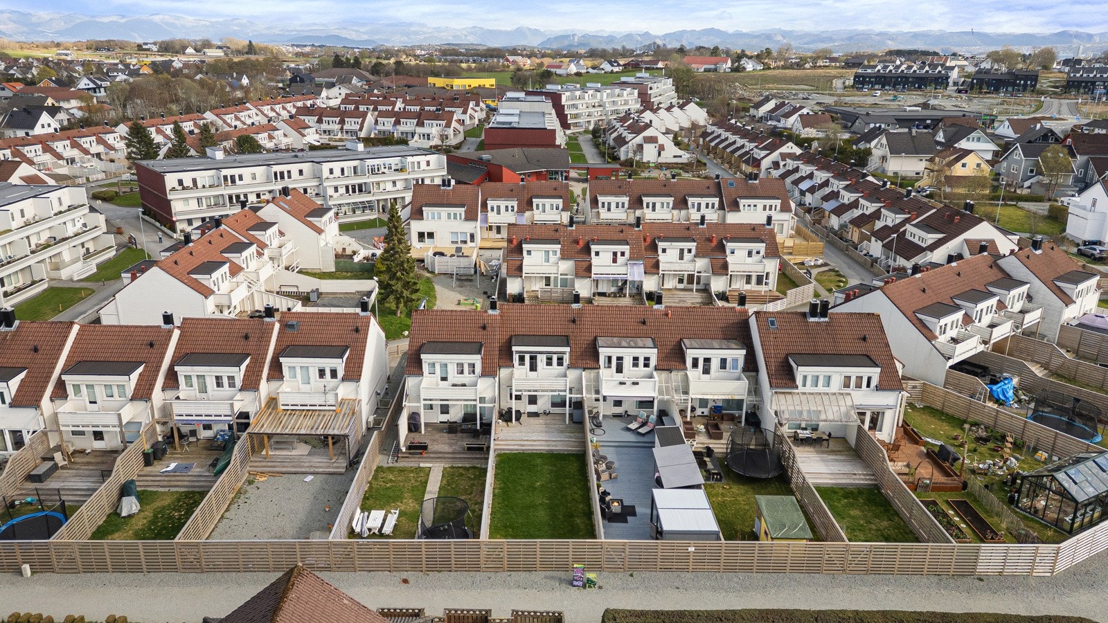 Boligfeltet sett ovenfra, rolig område med flotte uteområder for barn og voksne. Galleribilde
