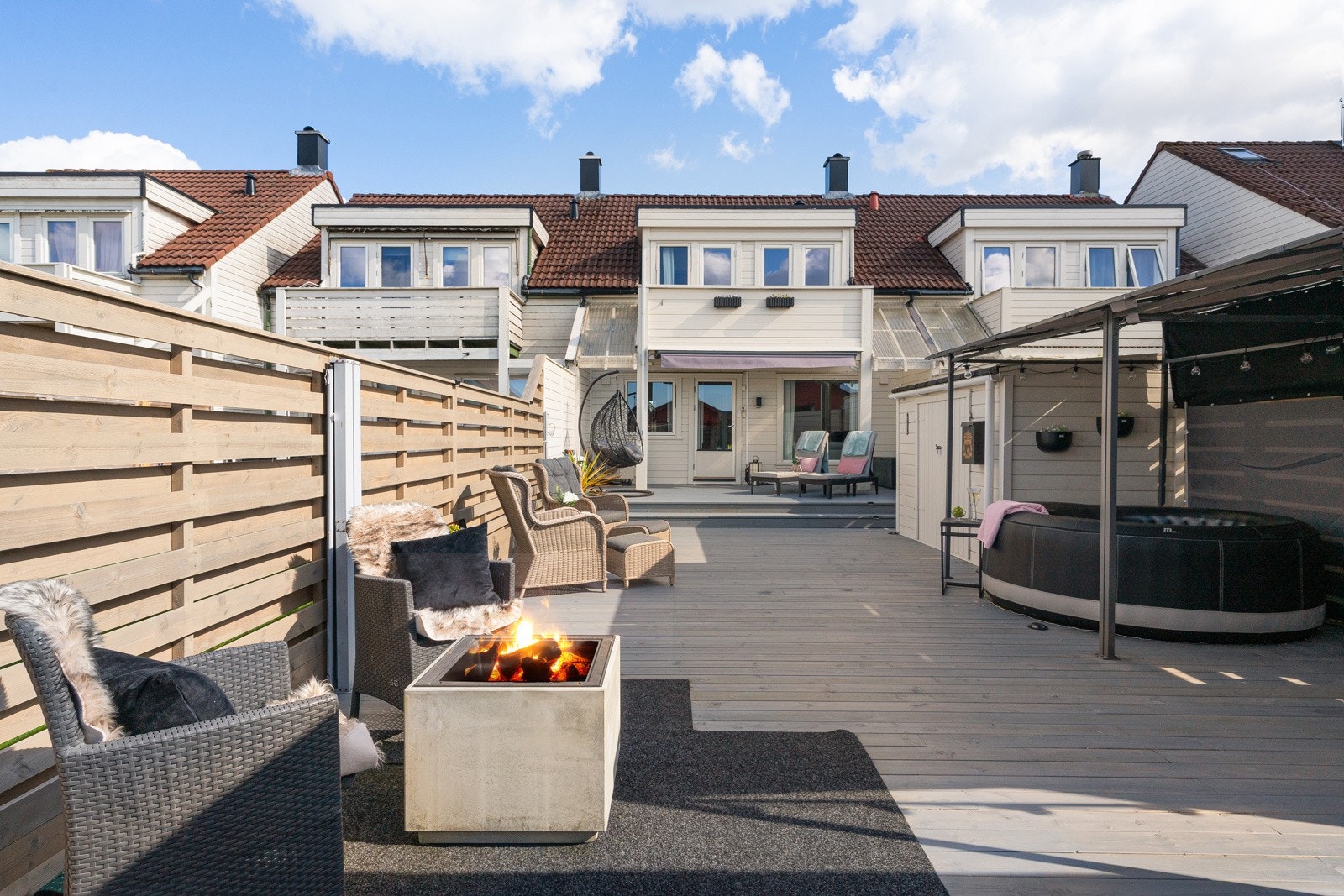 Romslig terrasse med fleksibel bruk. God plass til både lekeområde for barna, lounge og grill. Solen følger deg hele dagen. Galleribilde