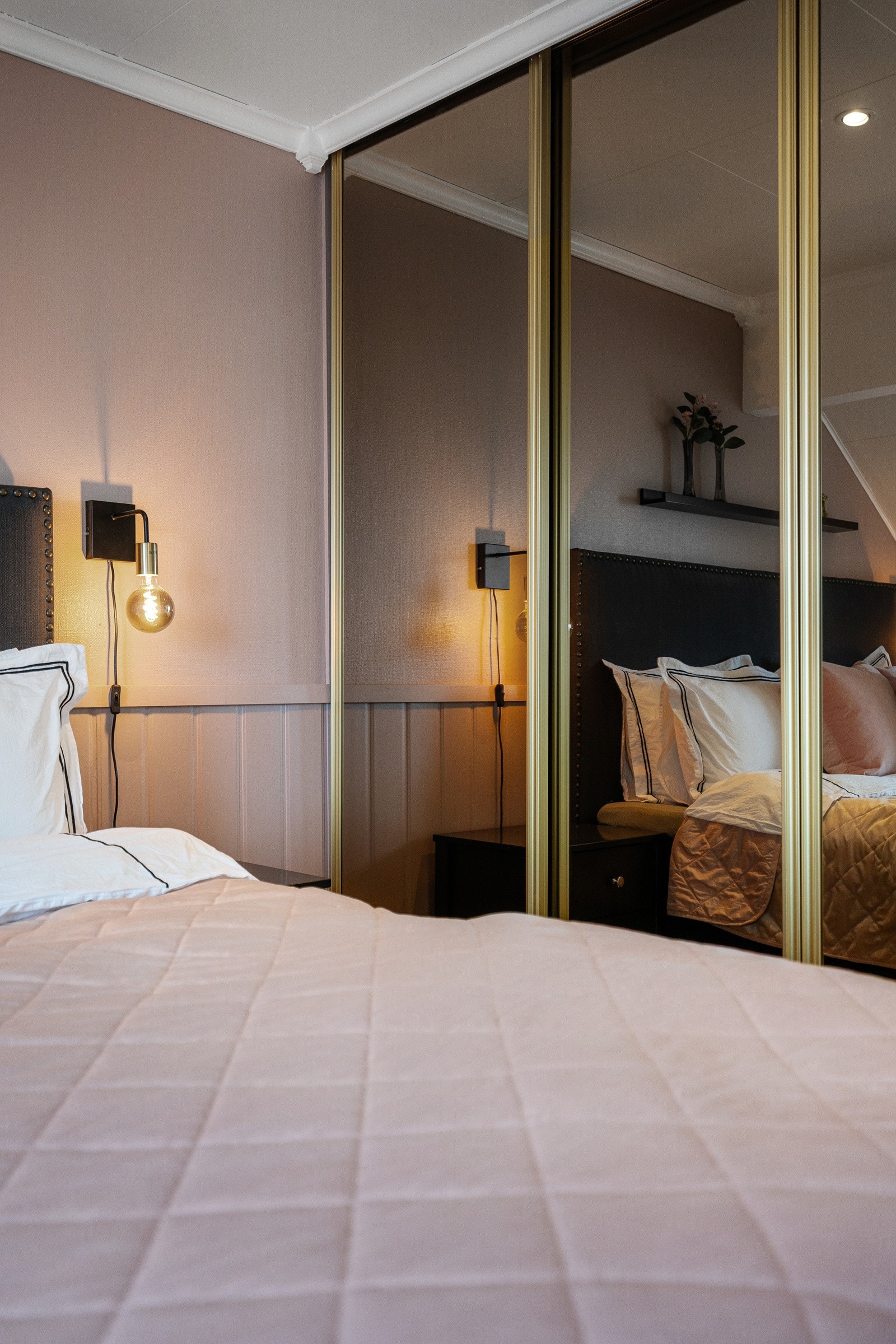 Det er lune fargetoner og god atmosfære. God klesoppbevaring i skyvedørsgarderobe. Galleribilde