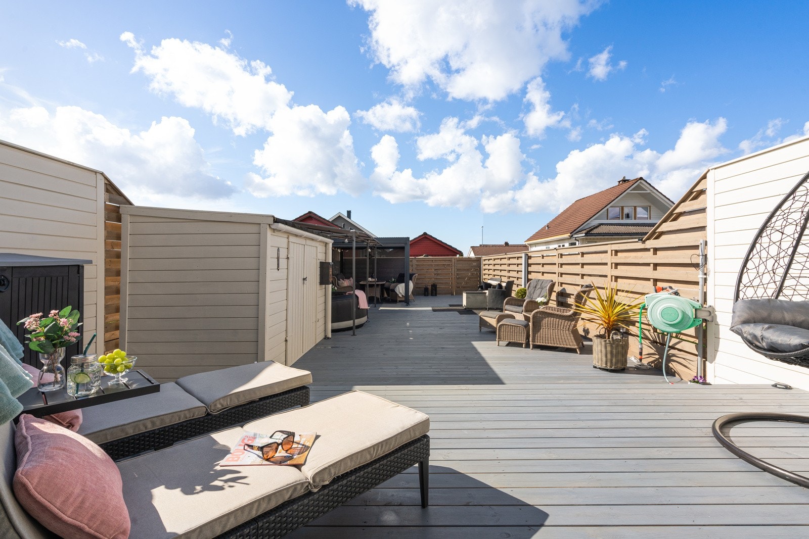 Fantastisk terrasse på hele 104 kvm. Her er det rom for både spisegruppe, loungesone, lekeområde og grillplass. Galleribilde