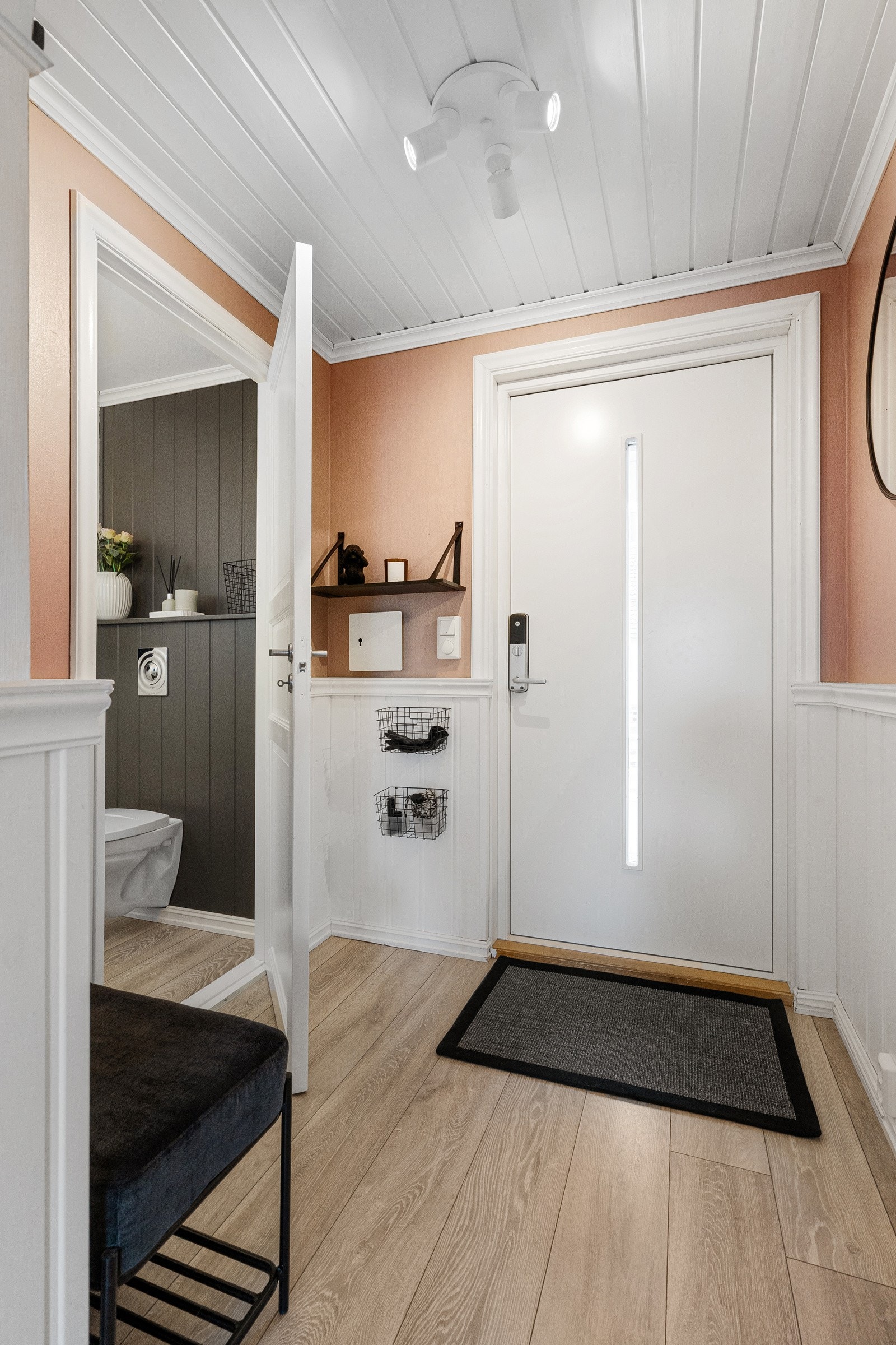 Entrè med tilkomst til gjestetoalettet. Galleribilde
