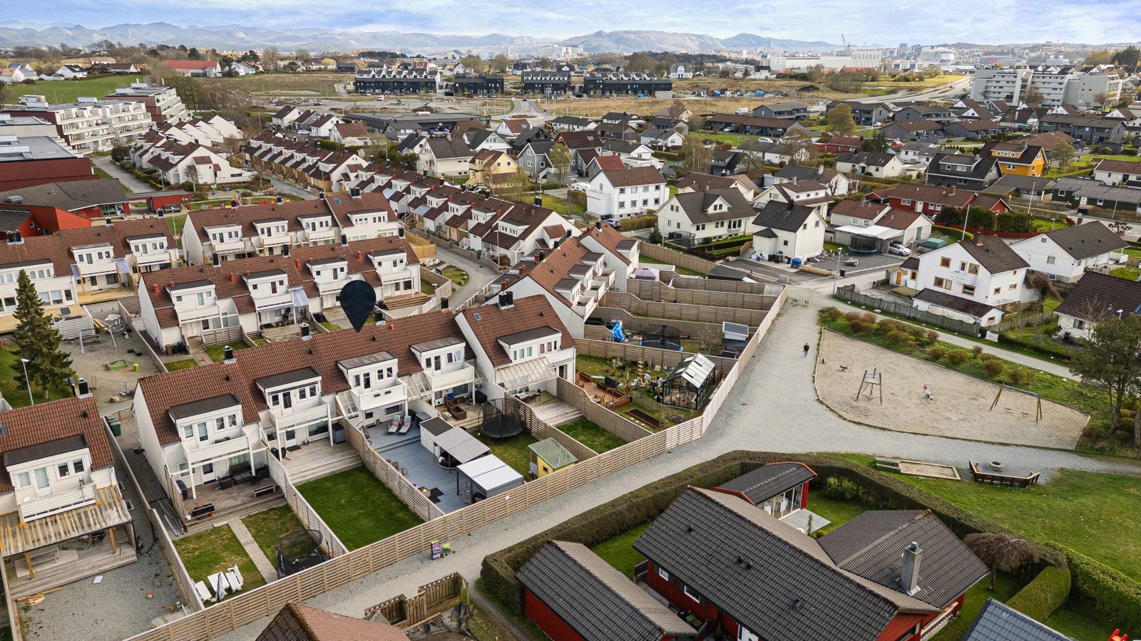 Huset ligger lunt til i et etablert boområde med hyggelige naboer og svært lite gjennomgangstrafikk. Fasaden vender ut mot grønne områder og lekeplasser i kort gangavstand. Galleribilde