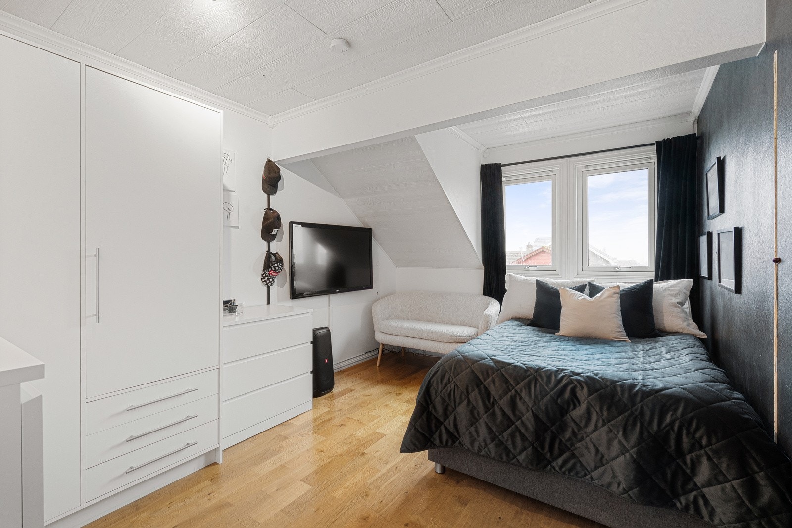 Soverom 2 med integrert garderobe og god gulvplass, ideelt for barn eller gjest Galleribilde