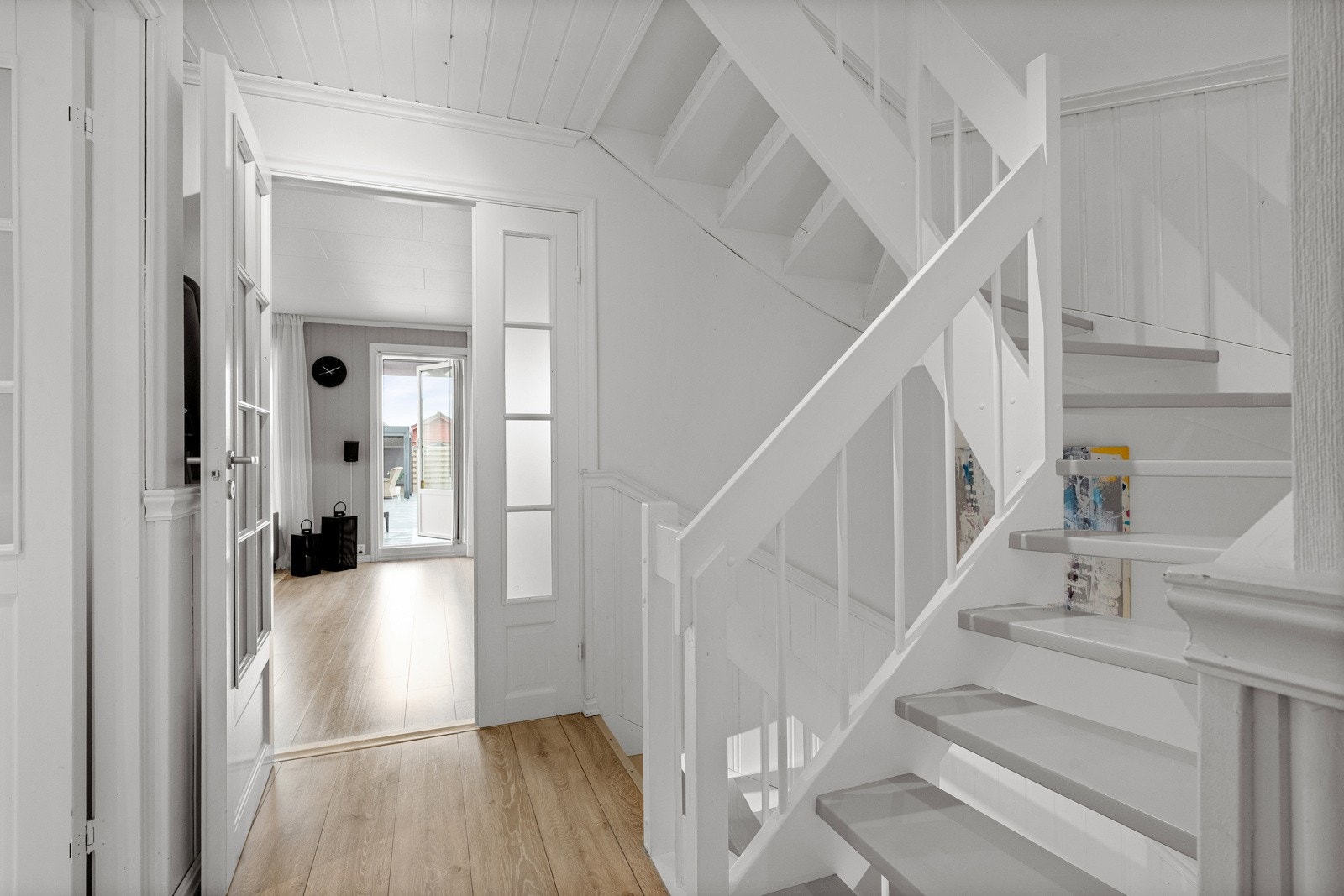 Trappen er oppgradert med maling og skaper en ryddig og lys forbindelse mellom etasjene. Galleribilde