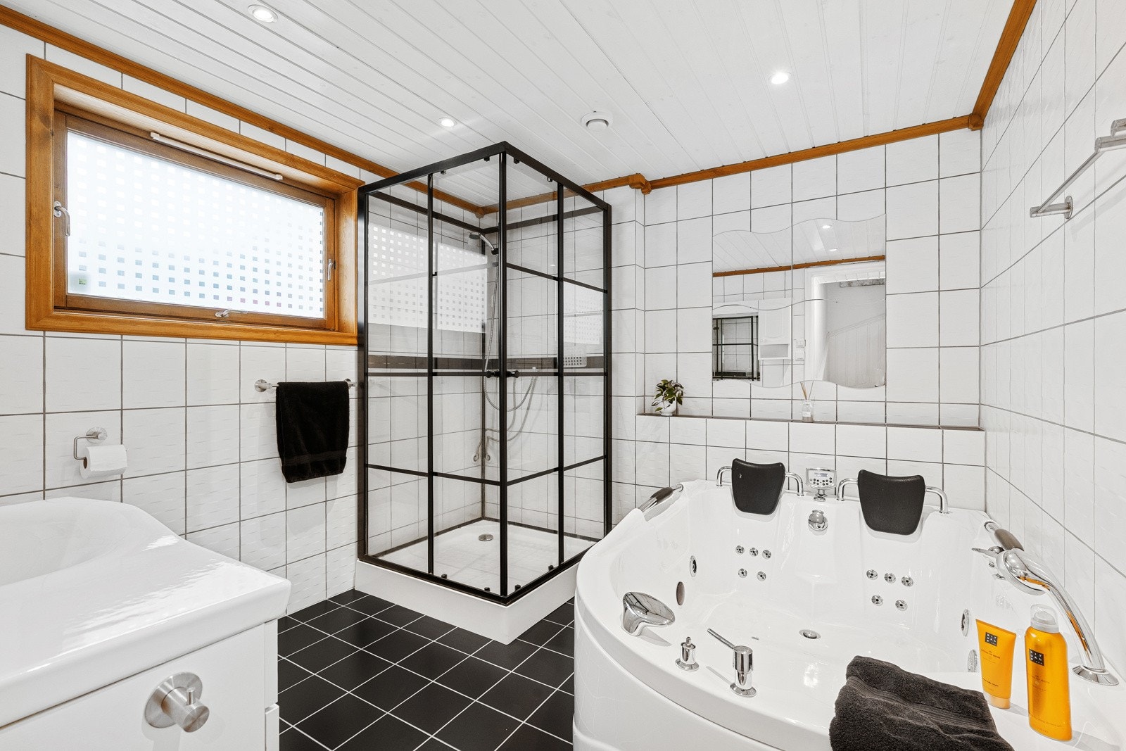 Badet i underetasjen onneholder et romslig badekar i tillegg til dusjløsning - ideelt for avslapping Galleribilde
