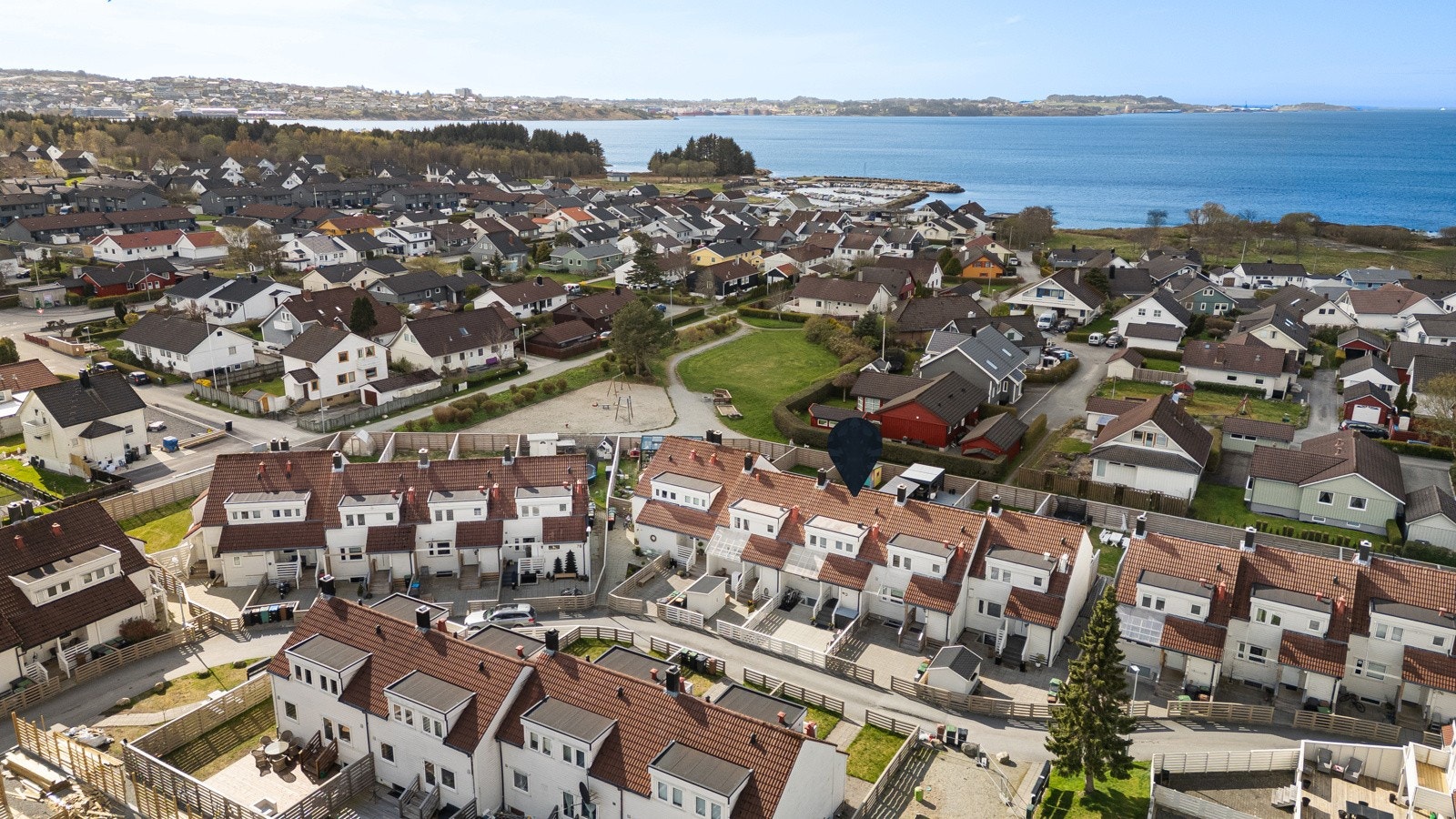 Fantastisk utsikt over nærområdet og sjø, her bor du med horisonten som nabo. Galleribilde