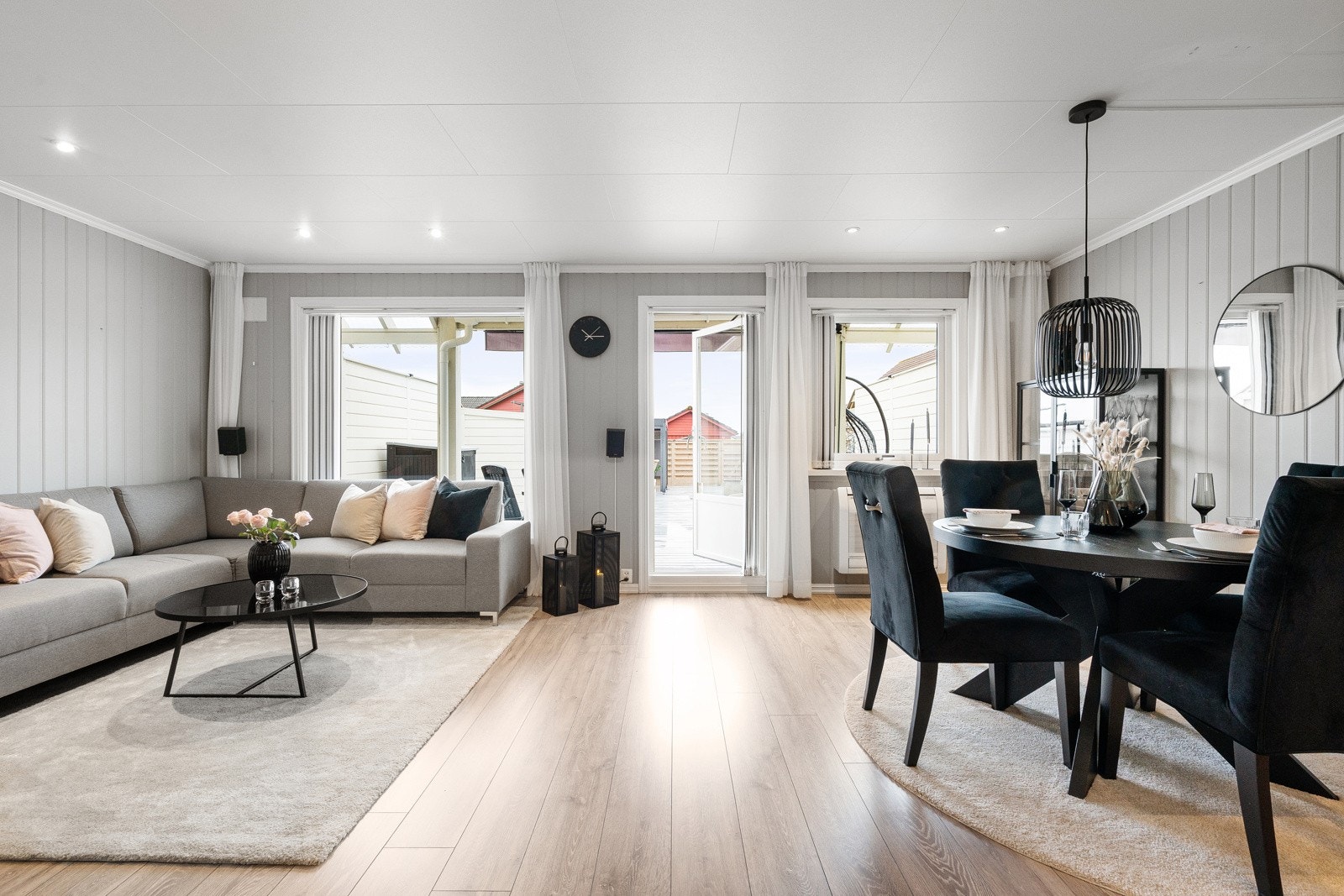 Lys og innbydende stue. Store vindusflater gir rikelig med naturlig lys og utgang til terrasse Galleribilde