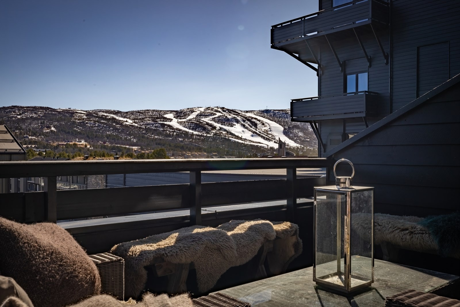 Her får man stor altan med upåklagelig utsikt mot alpinbakken! Galleribilde