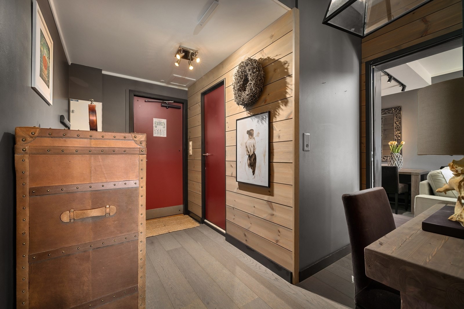 Entréen/gangen er romslig og har god plass til å henge fra seg yttertøy. Galleribilde