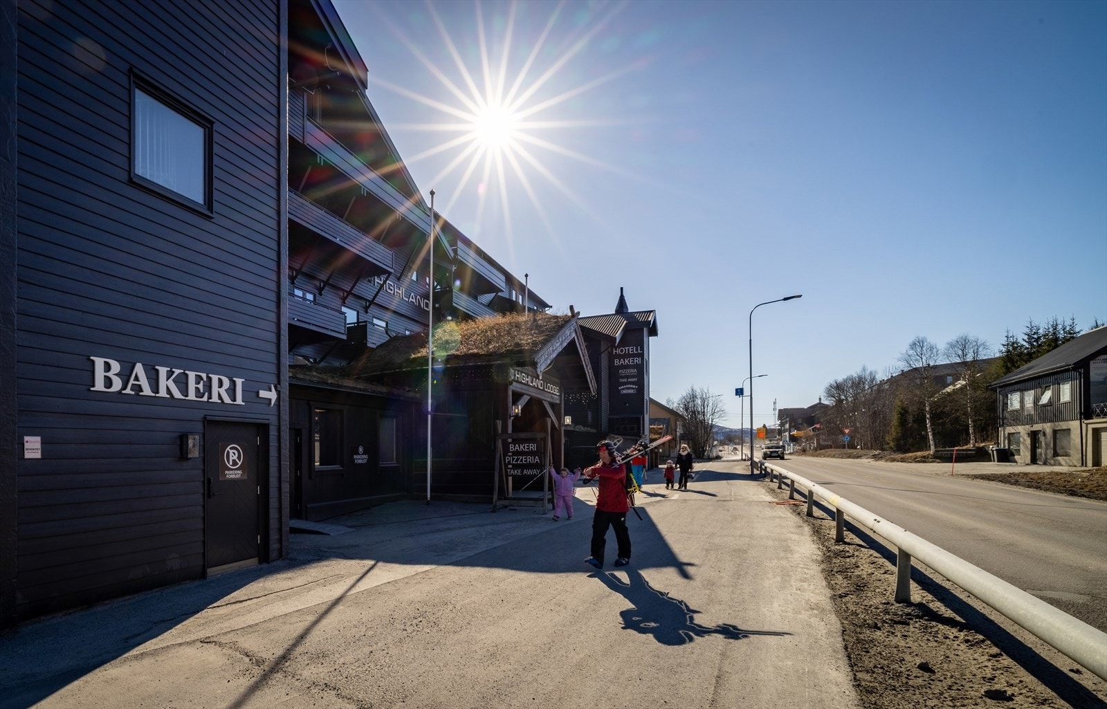 Videre finner man store alpinanlegg på begge sider av Geilo - Vestlia og på Geilosiden. Geilo er et skiparadis og fikk i 2024 for sjette år på rad, tildelt prisen for Beste Norske Skisted av World Ski Awards. Galleribilde