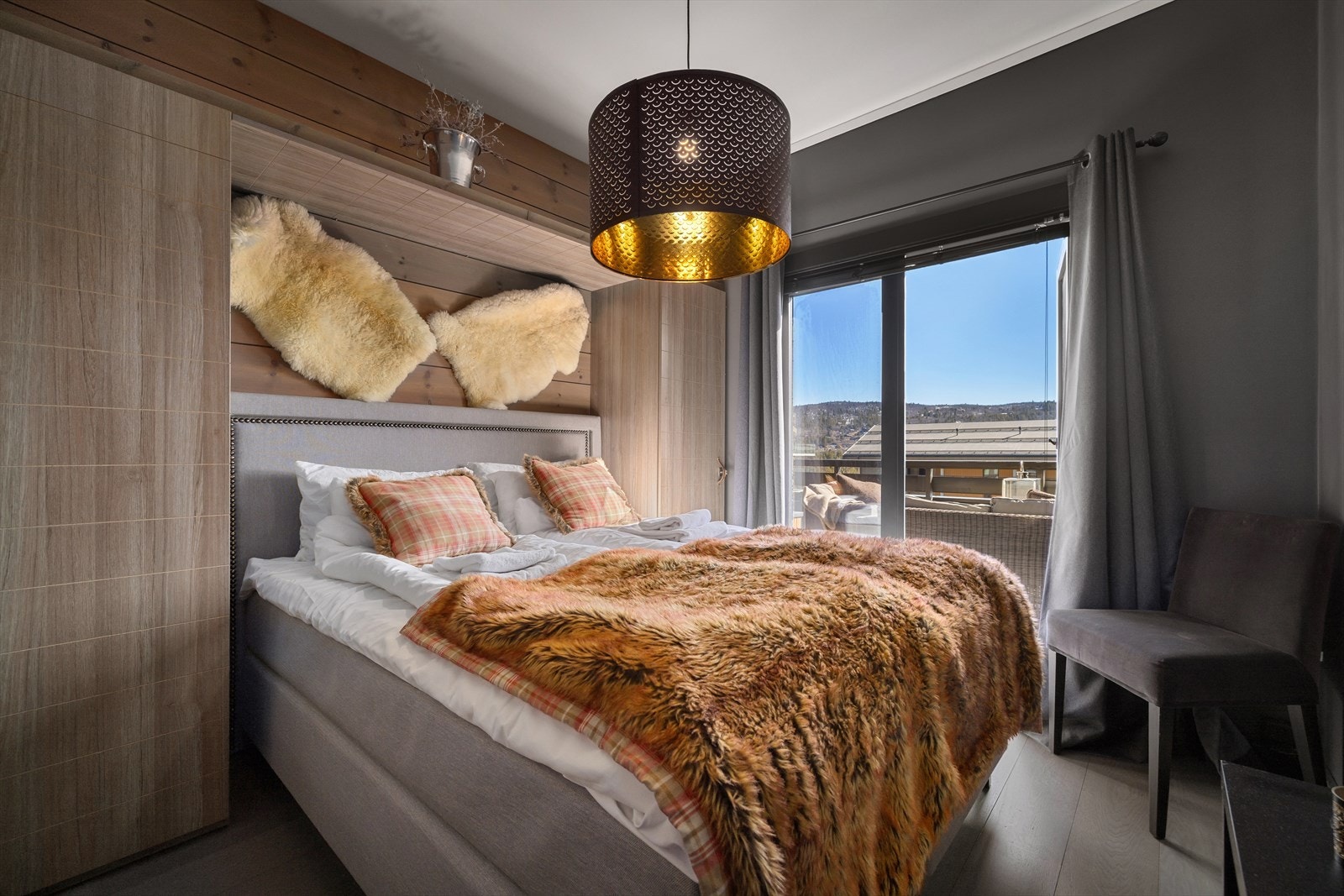 Flott soverom med god plass til dobbeltseng. Galleribilde