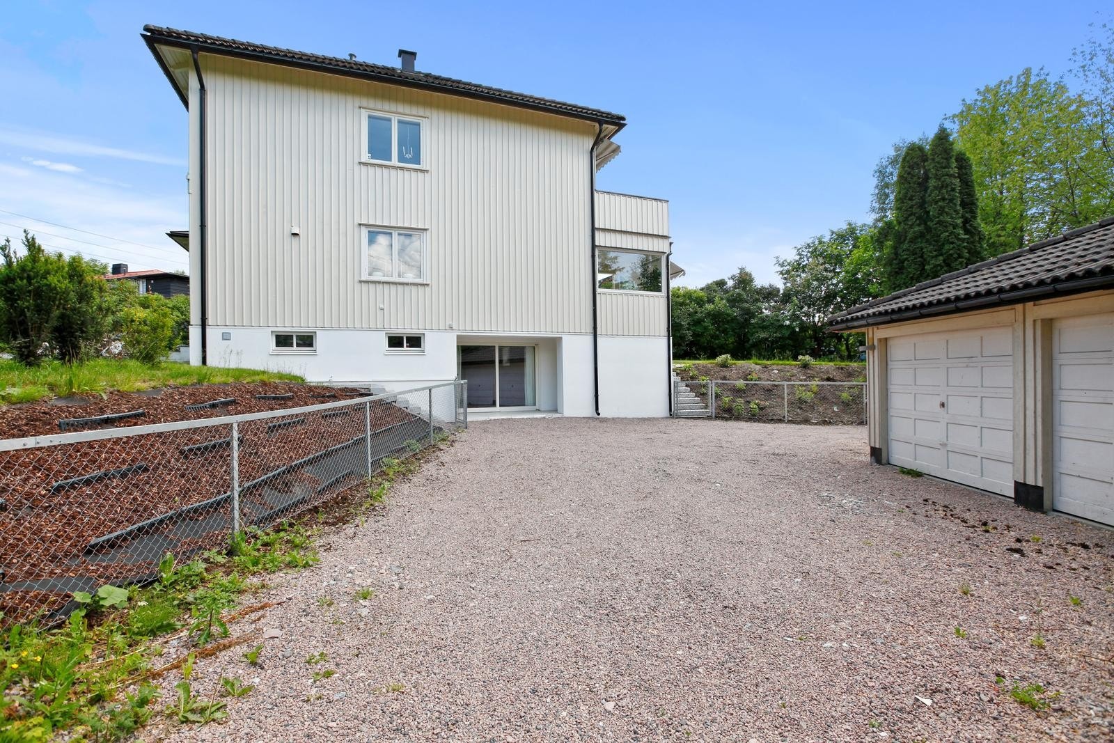 Velkommen til Stasjonsveien 10! Det medfølger 1 Biloppstillingsplasss på gårdsplassen. Galleribilde