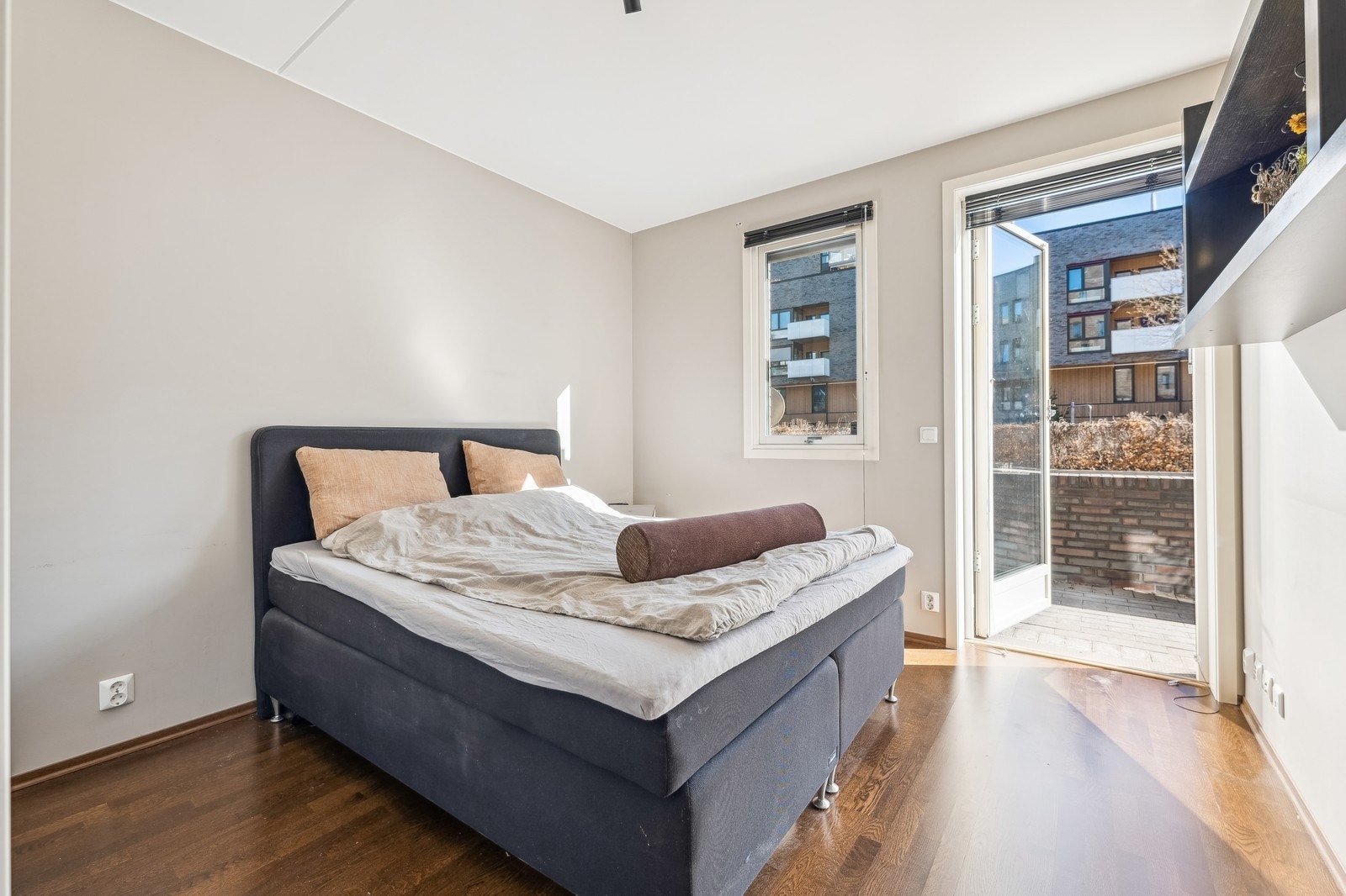 Romslig soverom med både dobbeltseng og garderobeskap. Utgang til balkong fra rommet Galleribilde