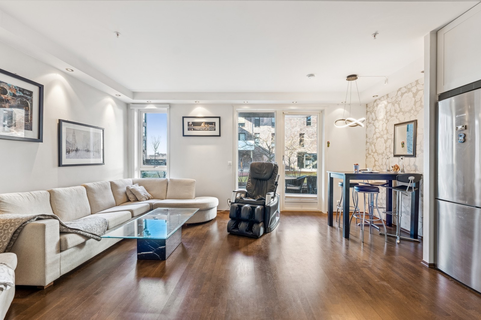 Romslig stue med store vinduer som gir rikelig med naturlig lys og skaper en lys og luftig atmosfære Galleribilde