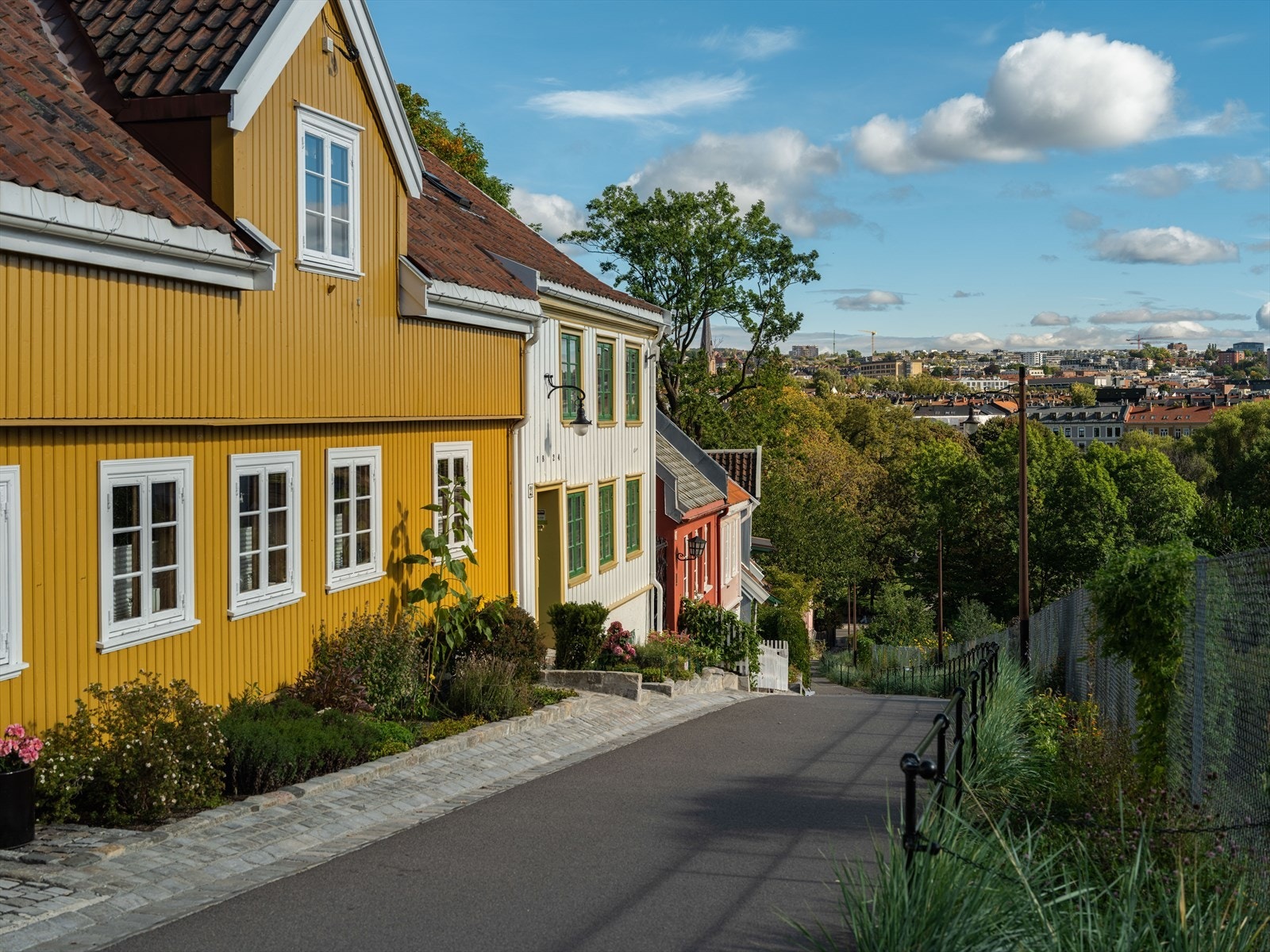 Det er sjarmerende bebyggelse i nærområdet. Galleribilde