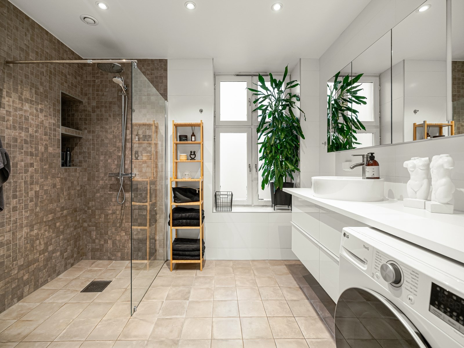 Lekkert og romslig baderom fra 2017 med behagelig gulvvarme. Galleribilde