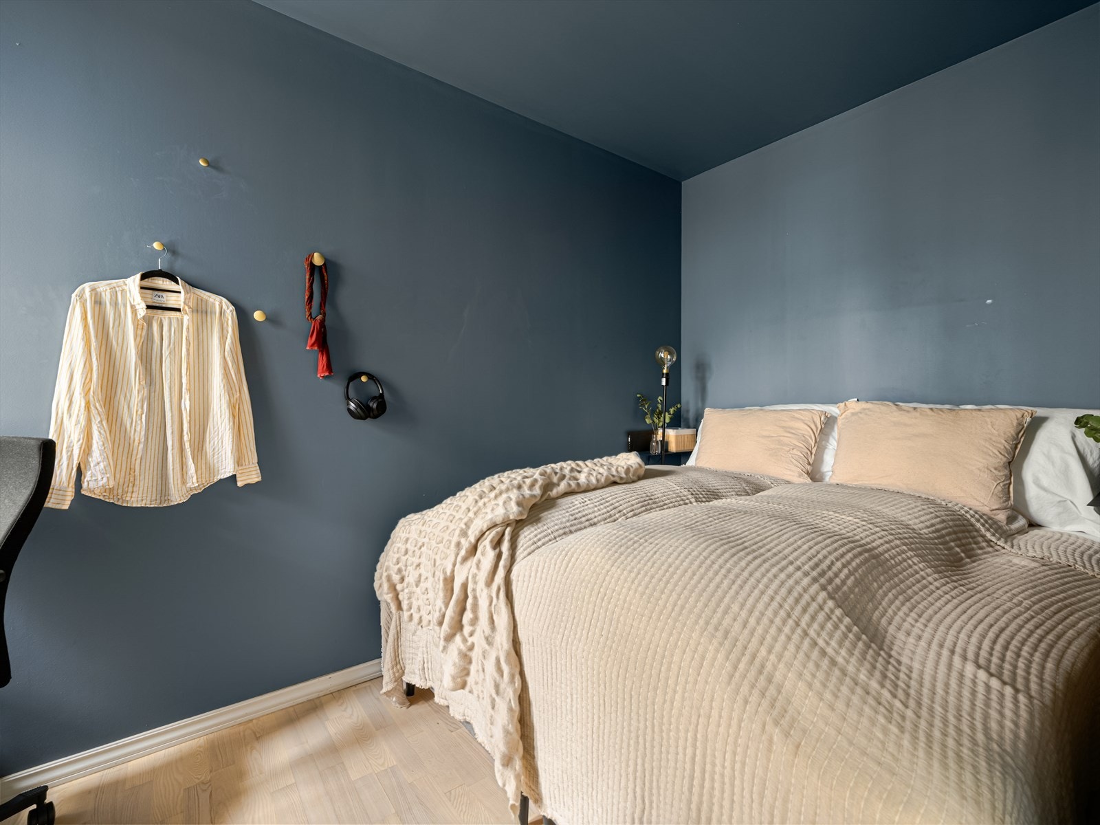 Soverom 2 er av god størrelse, med plass til en stor dobbeltseng og øvrig møblement. Galleribilde