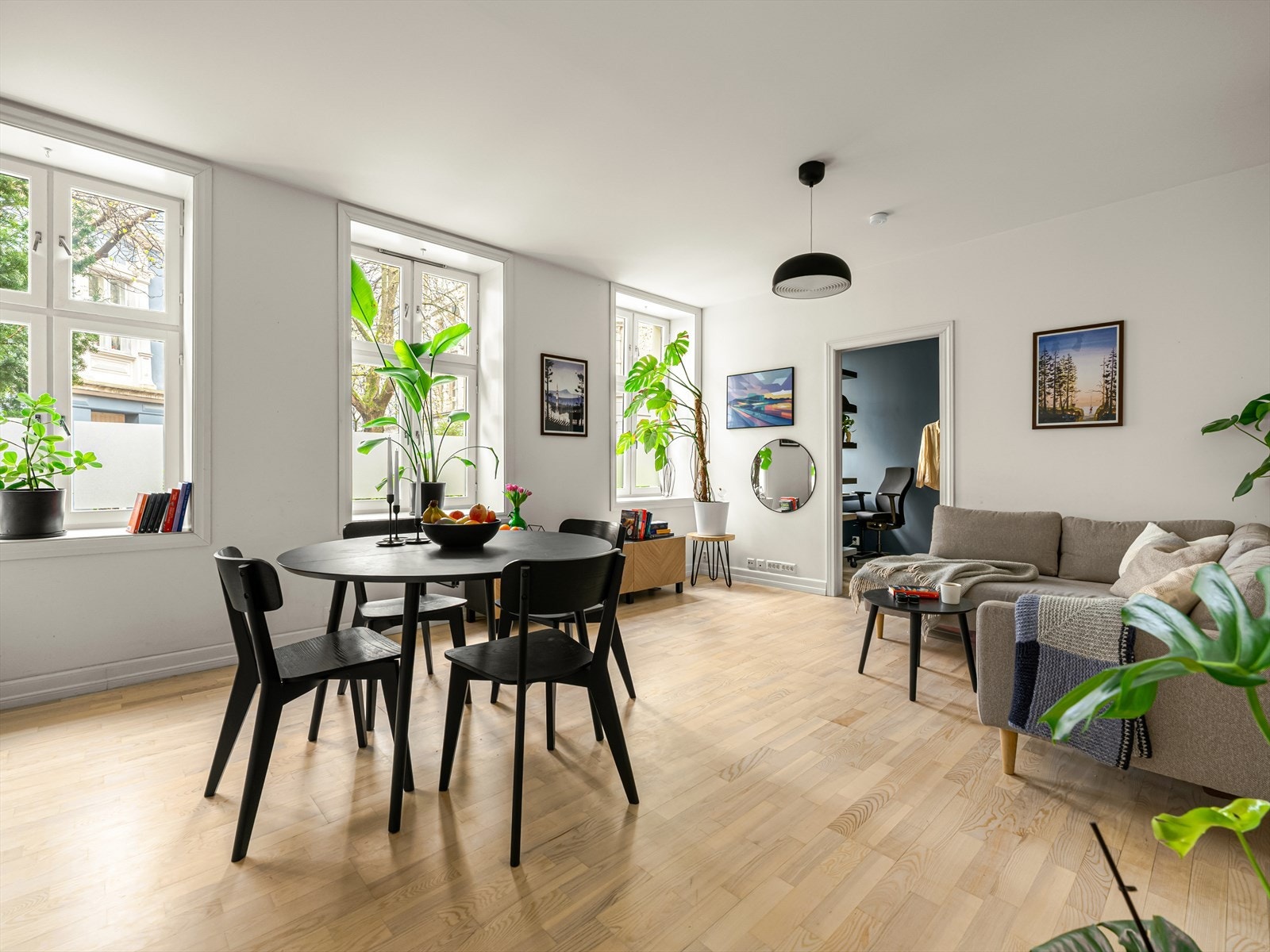 Legg merke til den gode takhøyden og de store vinduene. Her får du masse naturlig lys inn i leiligheten. Galleribilde