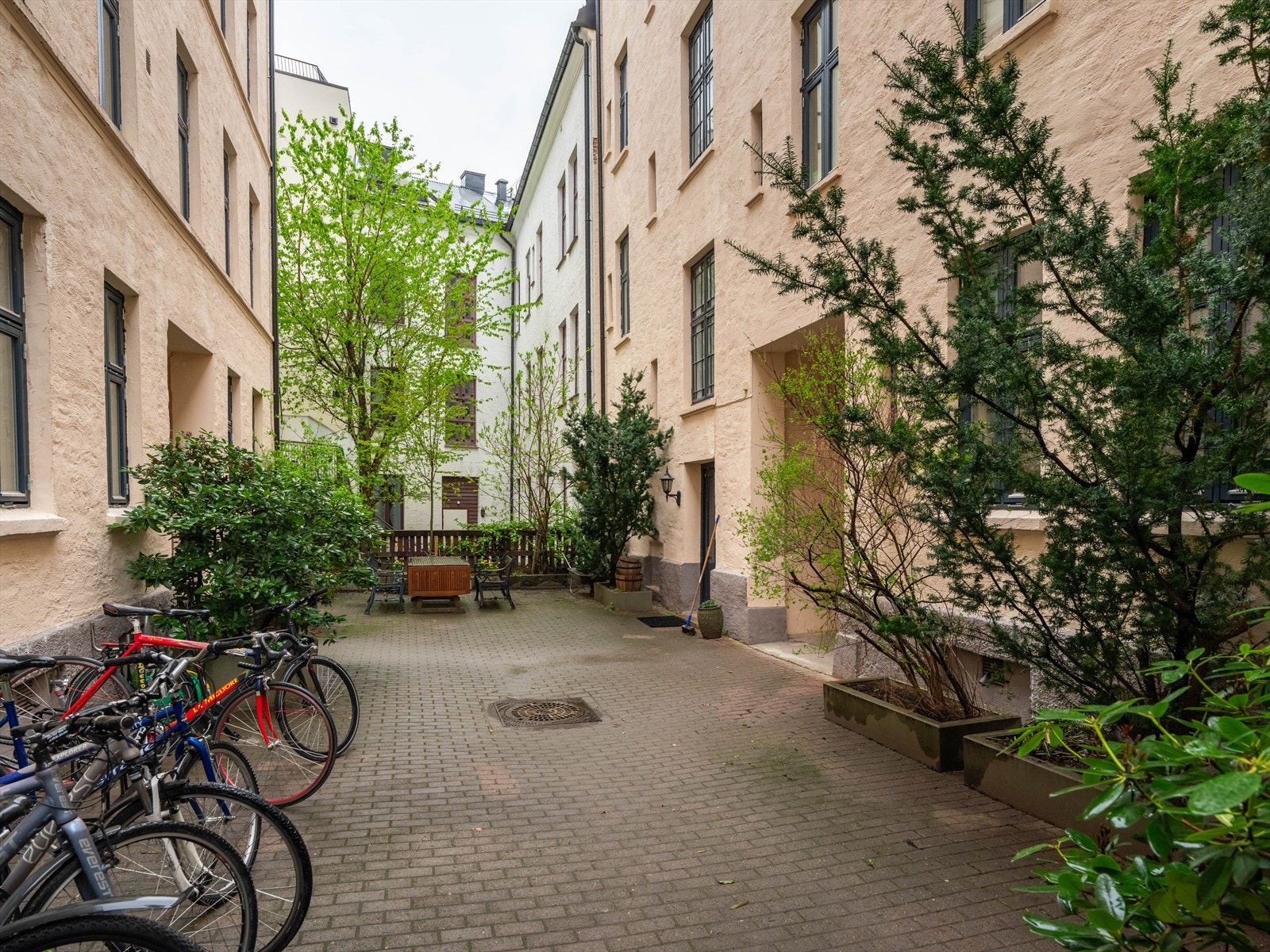 I bakgården kan du trygt parkere sykkelen din i borettslagets sykkelparkering. Galleribilde