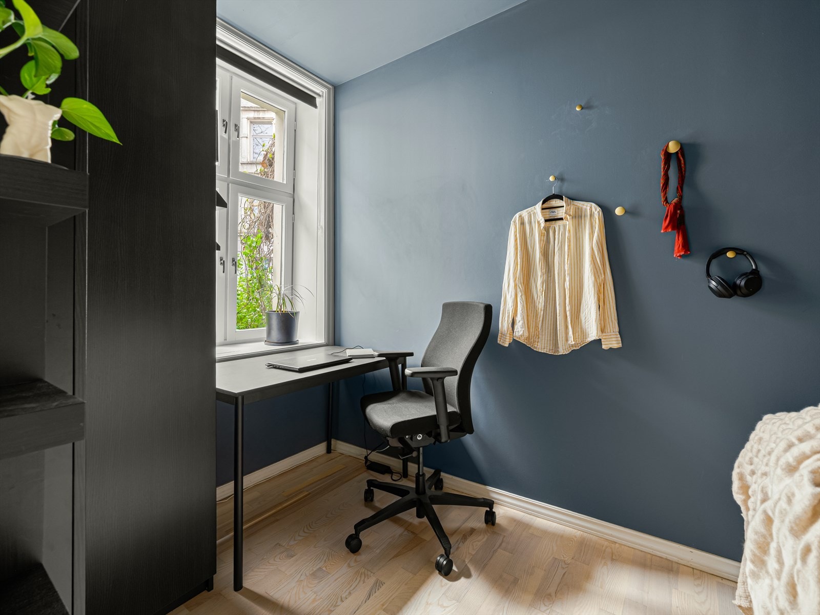 Du får i tillegg til et stort garderobeskap plass til en kontor-/sminkepult i det lyse hjørnet av rommet. Galleribilde