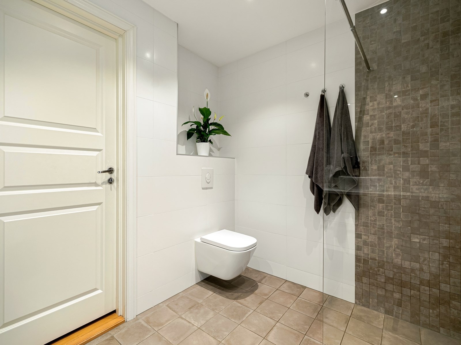 Både gulv og vegger er flislagt. Galleribilde