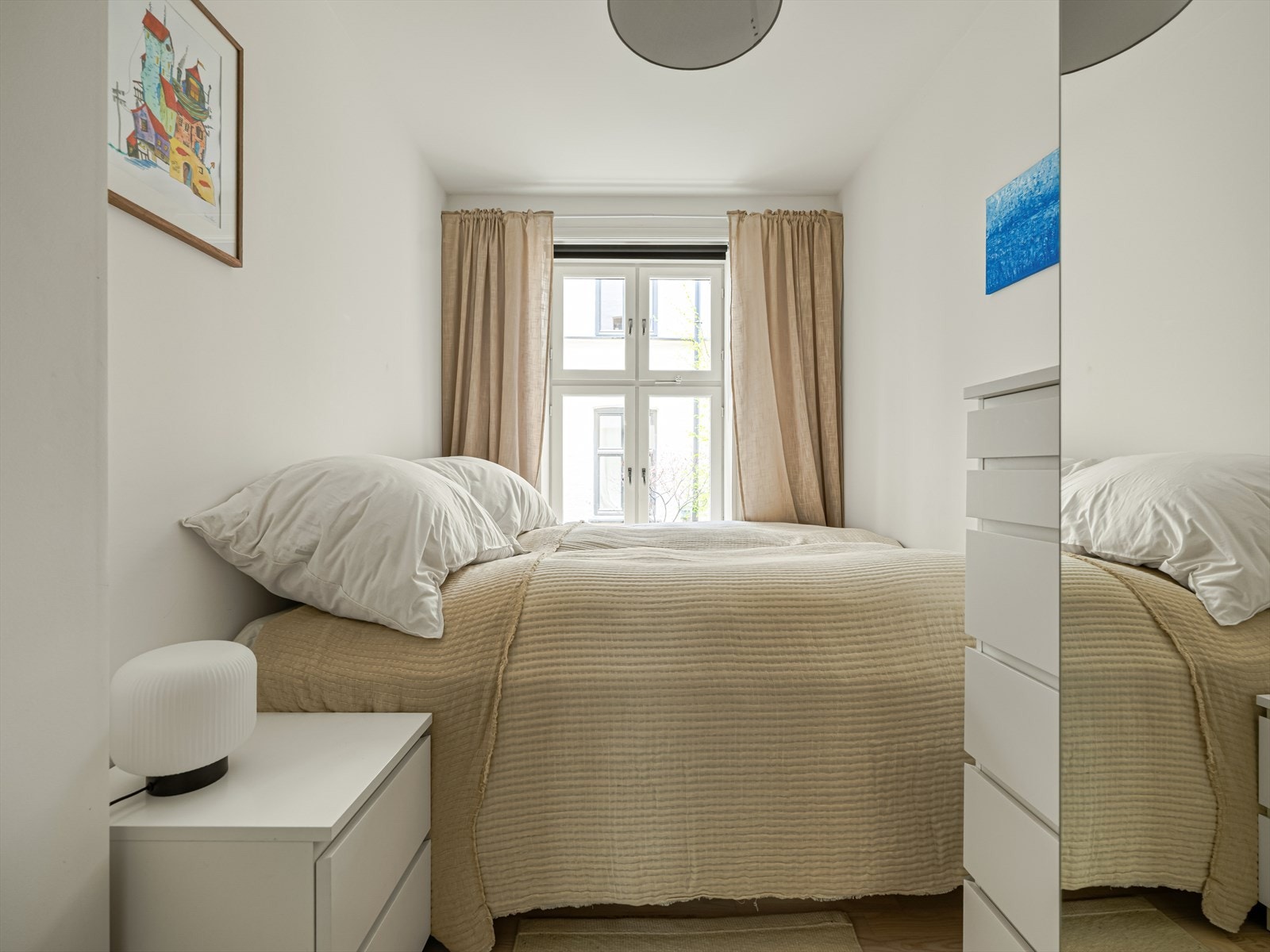 Soverom 1 er lyst og trivelig, med god plass til dobbeltseng med tilhørende møblement. Galleribilde