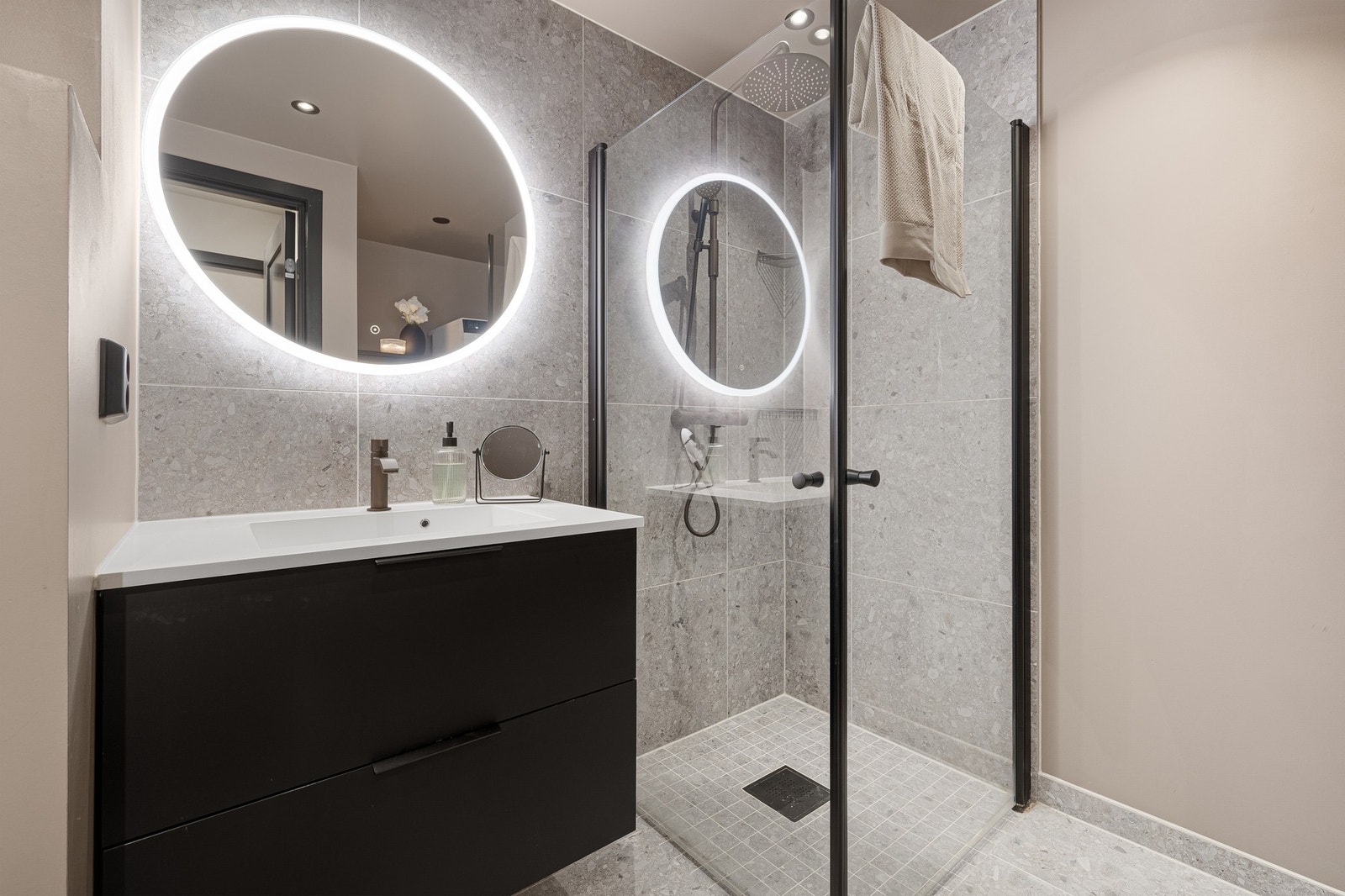 Delikat flislagt bad som ble totalrenovert i 2023. Badet har 60x60 fliser med varme i gulvet og spotbelysning fra Plejd som styres med app. Galleribilde