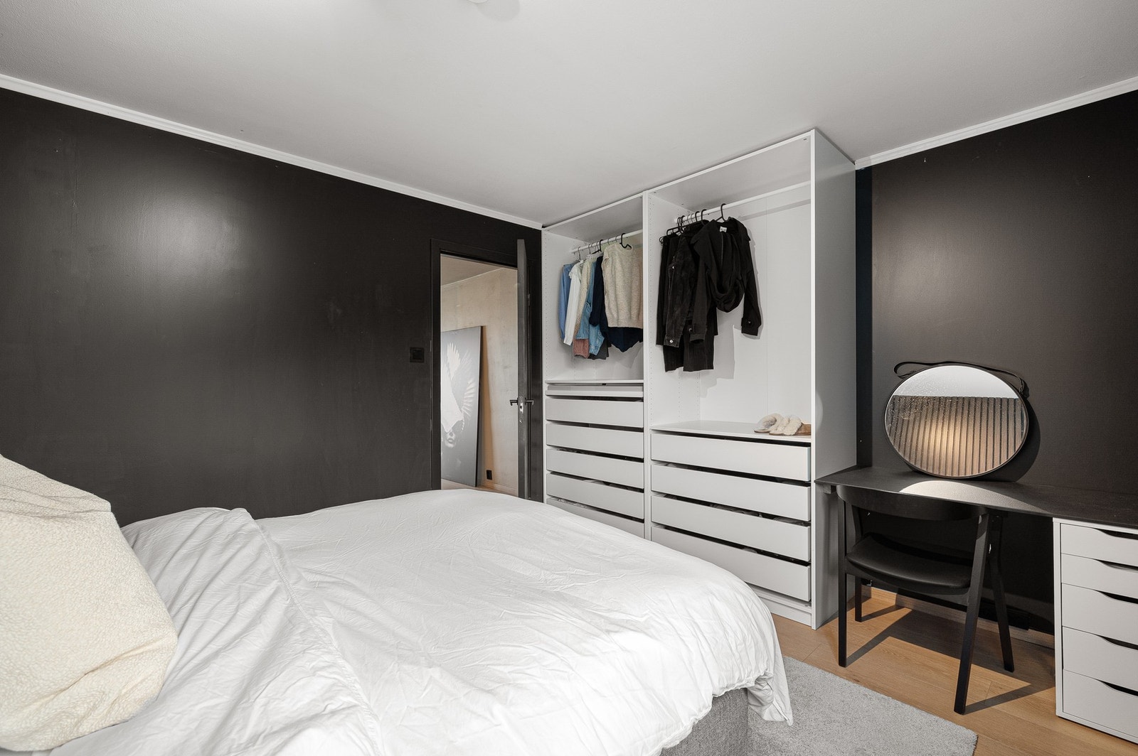 Soverommet er utstyrt med en praktisk PAX garderobeløsning fra IKEA. Galleribilde