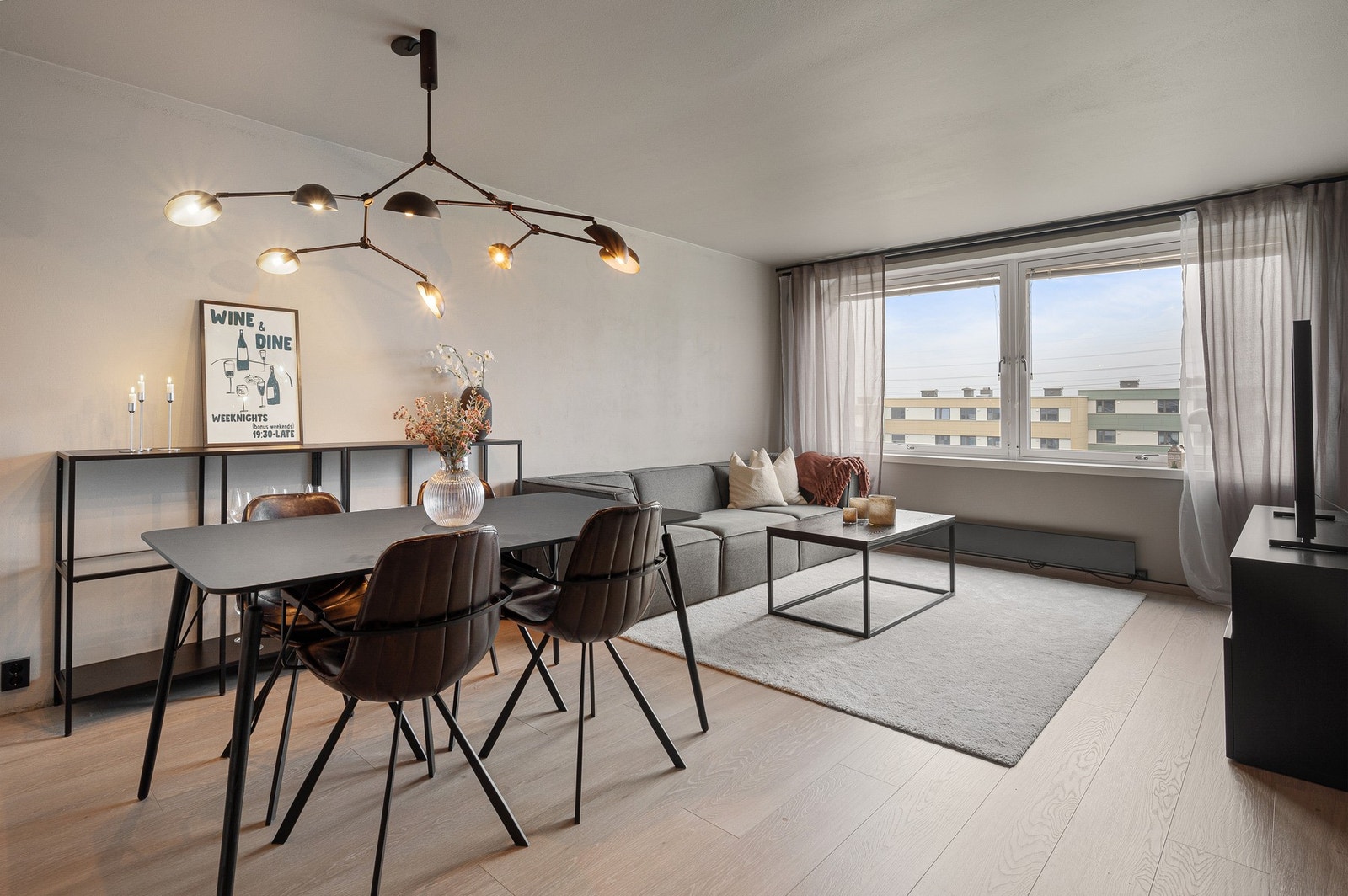 Stuen måler 26 m² har belysning fra Plejd smarthome og nytt laminatgulv med med lyddempende underlag. Stuens gode størrelse og utforming gjør den enkel å møblere etter eget ønske. Galleribilde
