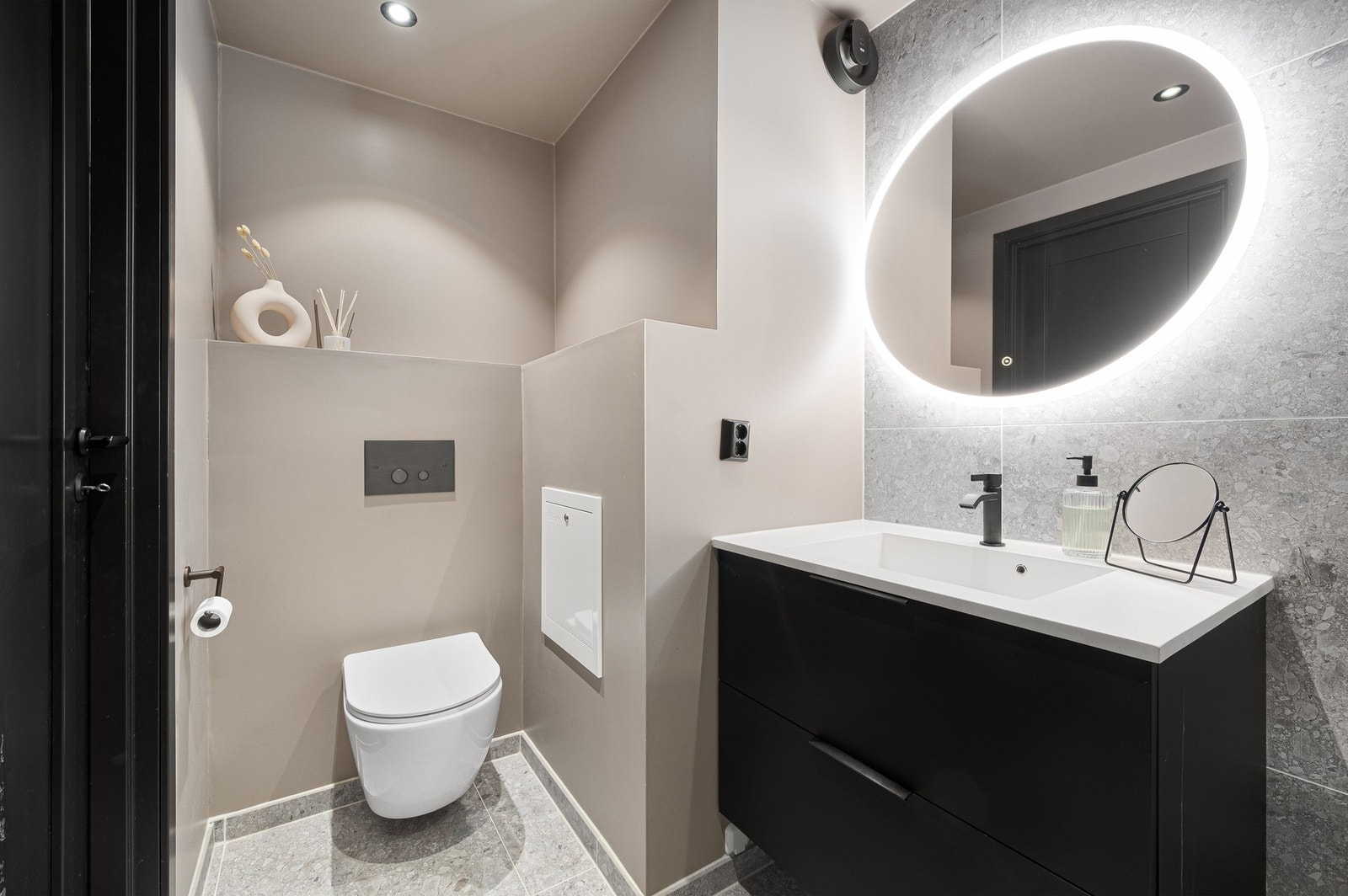 Badet har en lekker innredning fra Kvik og detaljer i bronze. Galleribilde