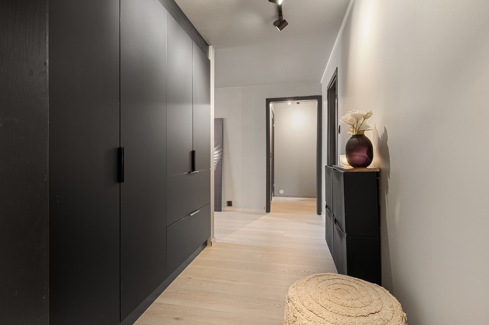 Inngangspartiet har rikelig med lagringsplass i garderobeløsningen fra Kvik som står i stil med resten av leiligheten. Galleribilde