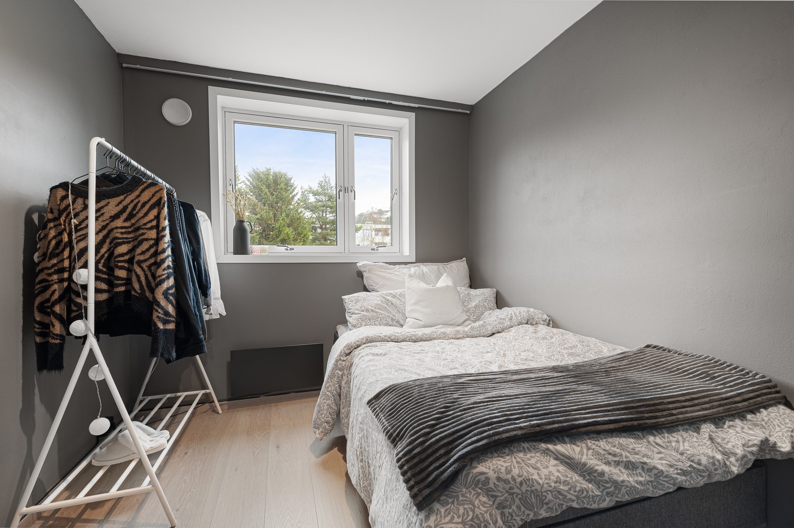 Soverom 3 måler 8 m². Alle rom ble renovert i 2023. Galleribilde