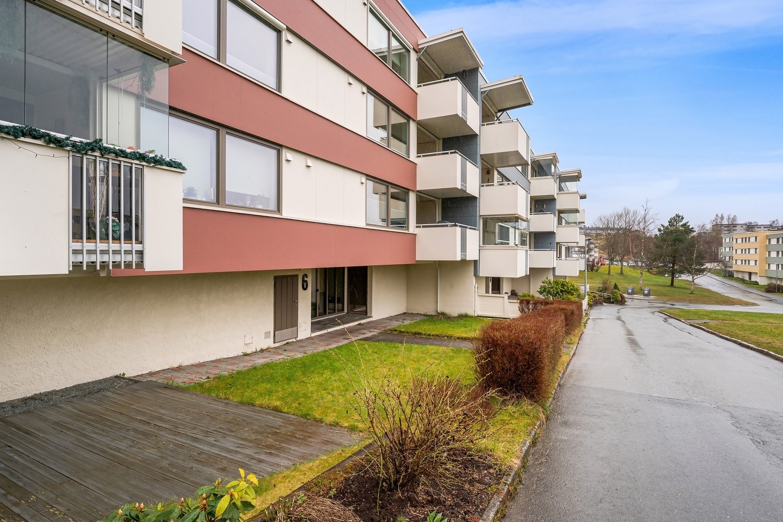 Leiligheten har enkel adkomst med flotte internveier som vedlikeholdes av ansatt vaktmester. Det er umiddelbar nærhet til parkering. Galleribilde